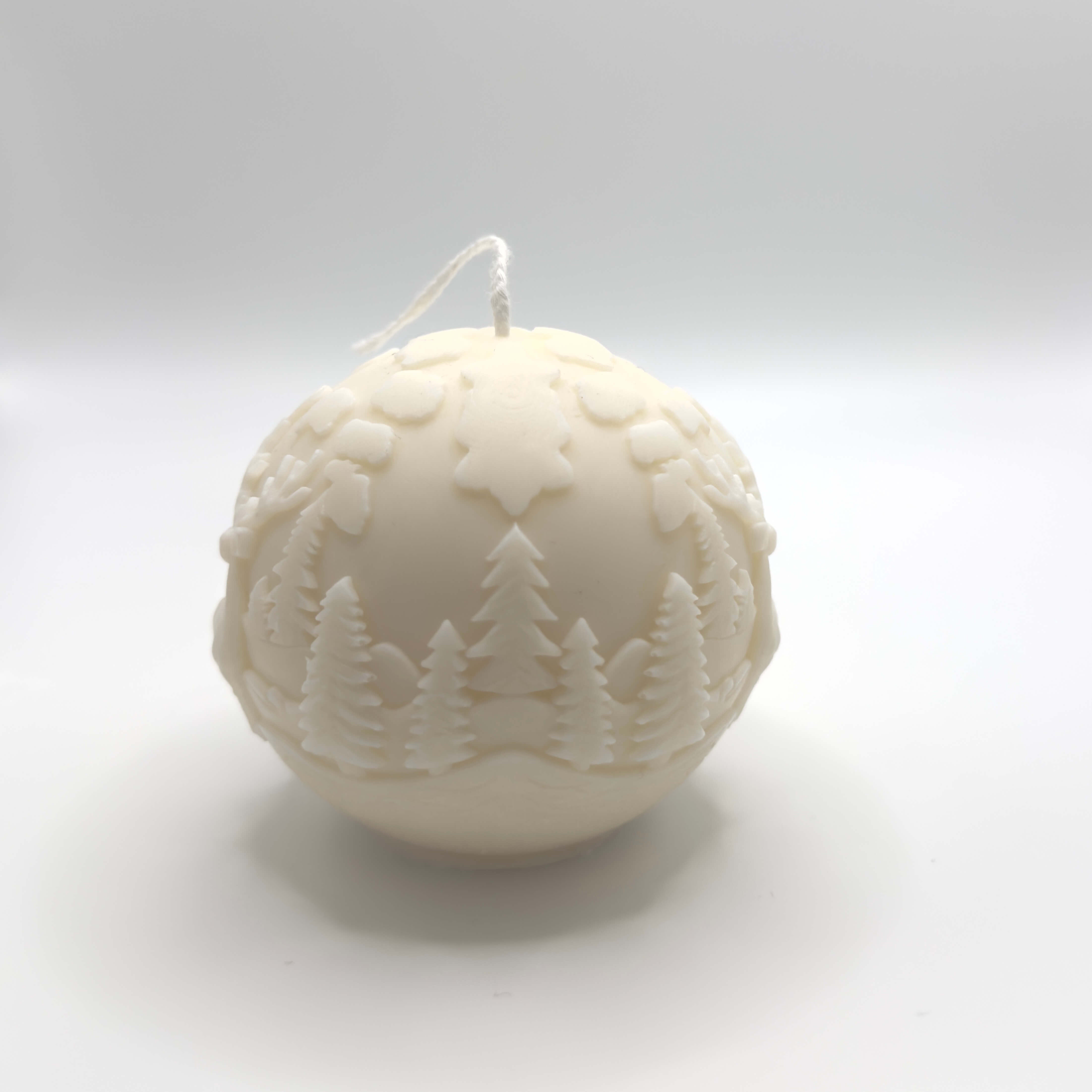 Winter Wonderland Globe Sojawachs-Kerze, Weihnachtskugel in Winterlandschaft-Design mit Hirsch, Wald und Schnee für eine nachhaltige Weihnachtsstimmung.