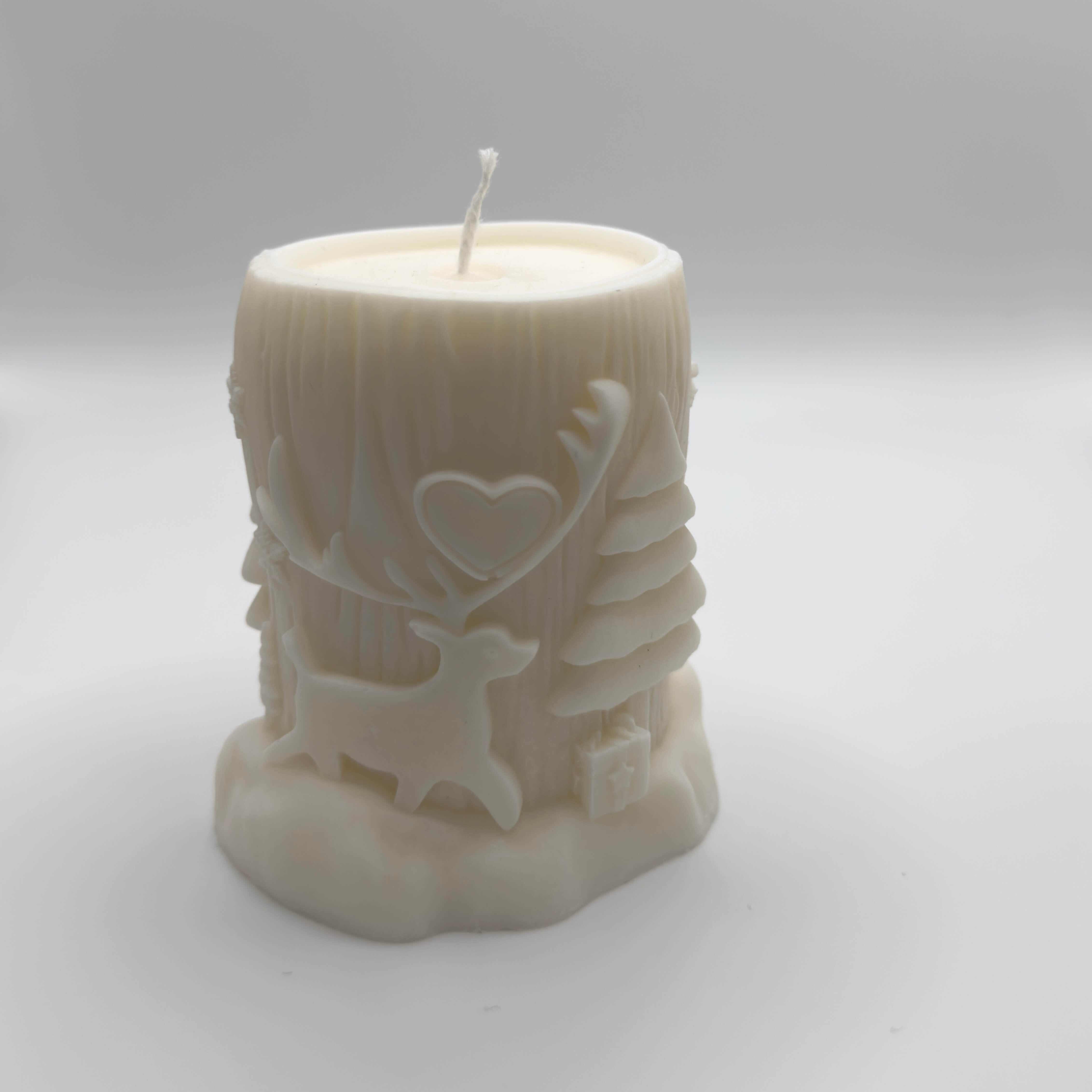 Winter Woodland Sojawachs-Kerze, dekoriert mit einem Hirsch, Weihnachtsbäumen, Herzen und Schneeflocken für eine elegante Winterdekoration.