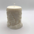 Winter Woodland Sojawachs-Kerze, Baumstammform mit Hirsch und weihnachtlichen Motiven wie Bäumen, Herzen und Schneeflocken für eine festliche Atmosphäre.