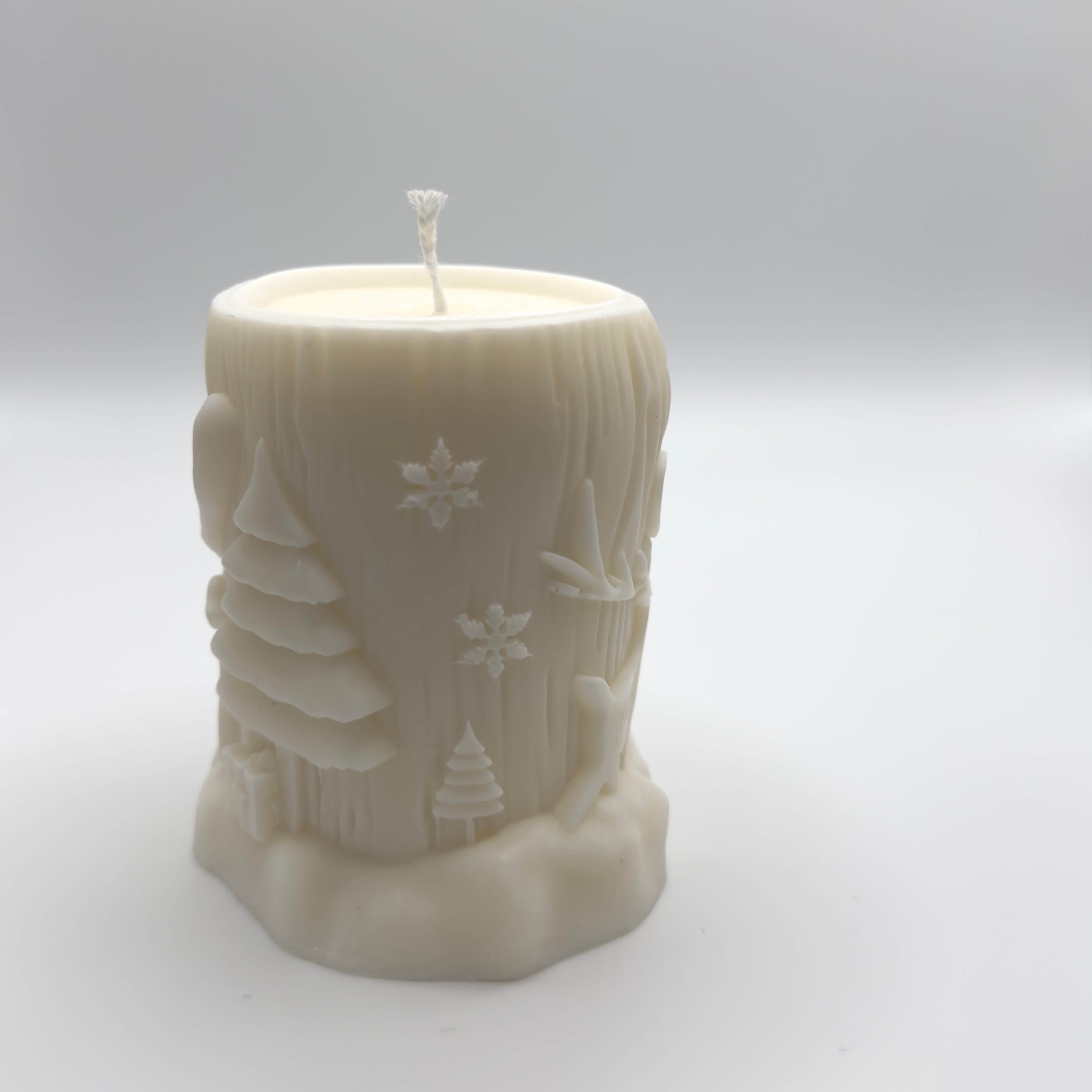 Winter Woodland Sojawachs-Kerze in Baumstammform, ideal für Weihnachtsdeko mit Hirsch, Schneeflocken und Herzen.