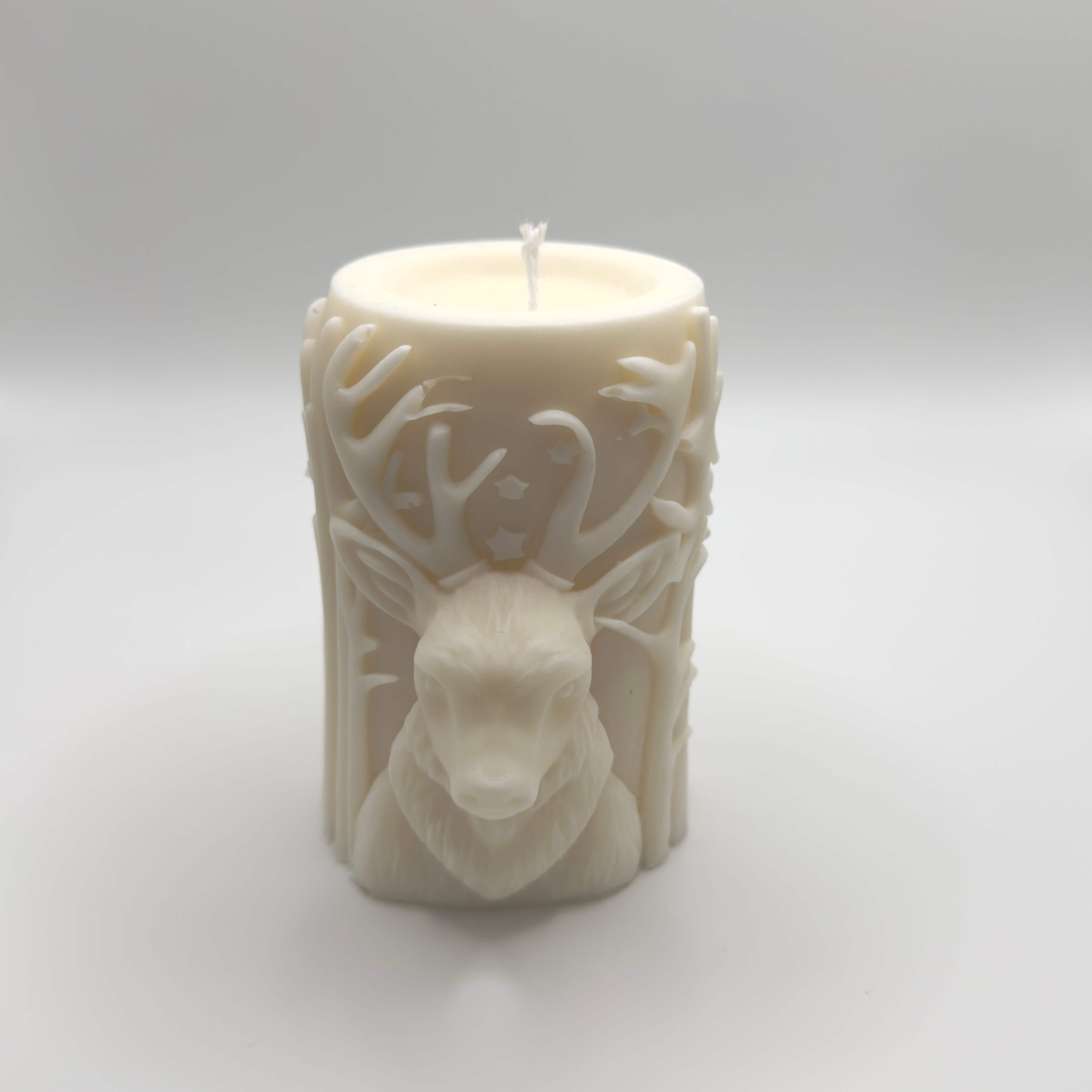 Woodland Majesty Sojawachs-Kerze, handgefertigt in Baumstammform mit Hirsch, Bäumen und Weihnachtsbaum-Motiv für festliche Stimmung.
