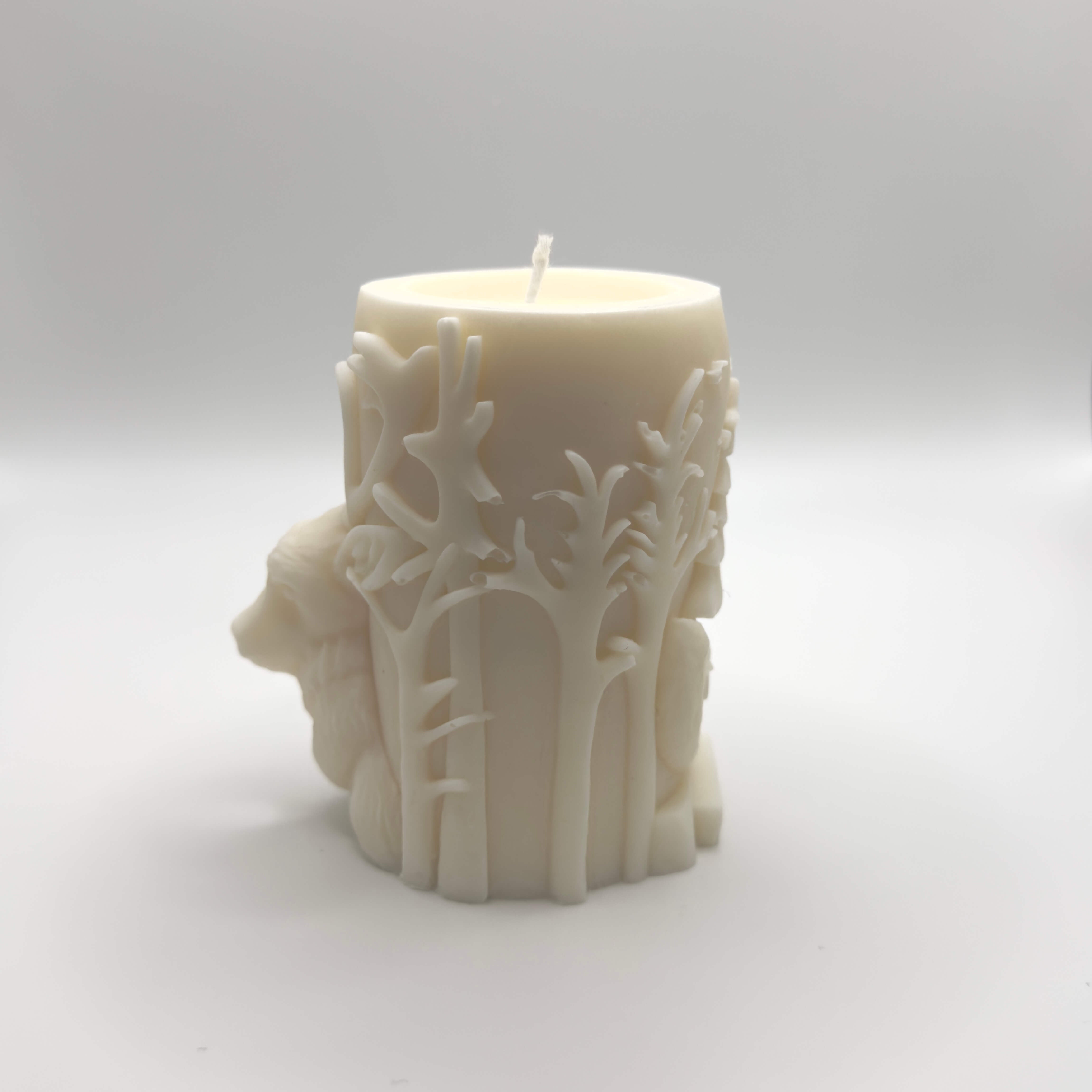 Woodland Majesty Sojawachs-Kerze, handgefertigte Baumstammkerze mit 3D Hirsch und weihnachtlichen Bäumen, Geschenken und Sternen.