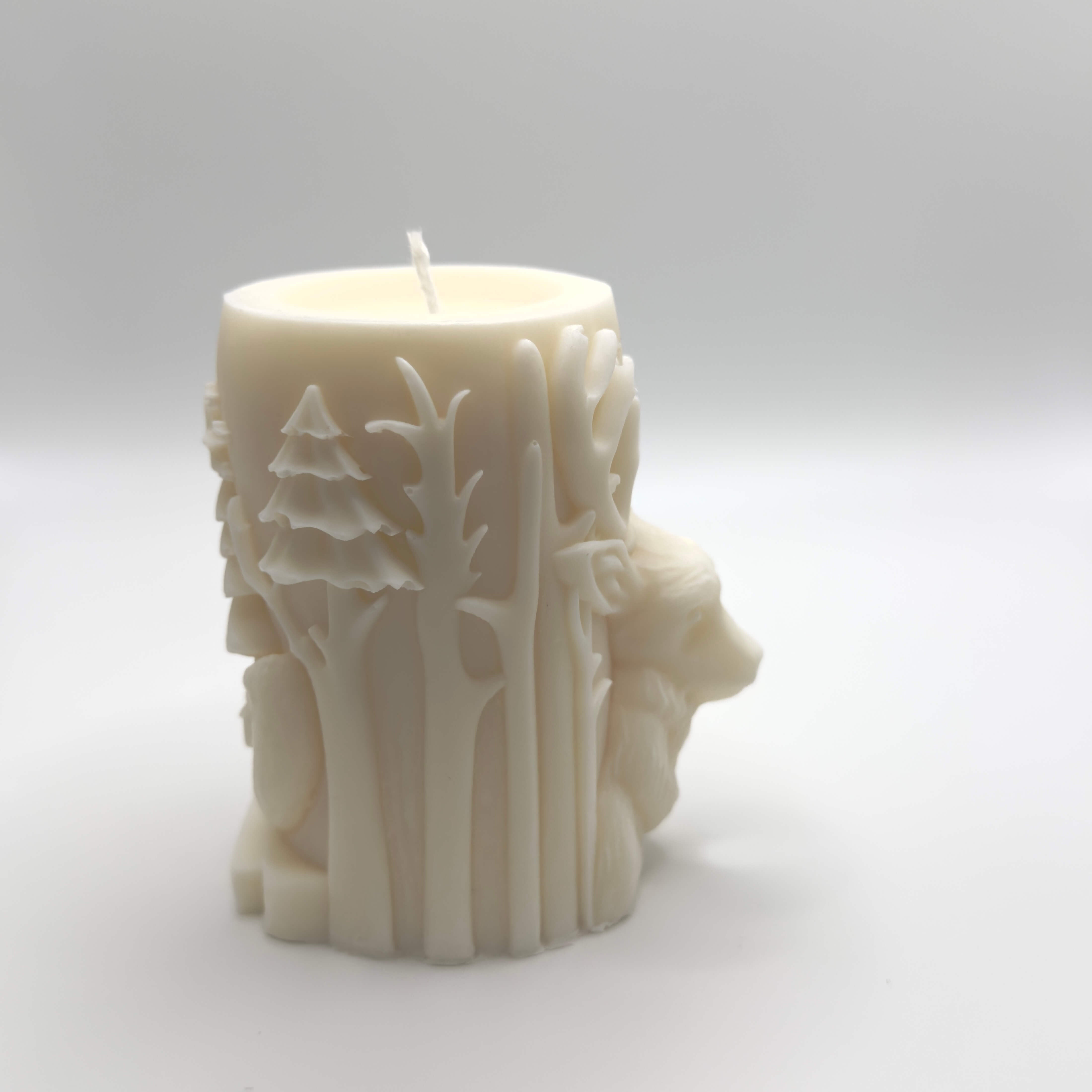 Woodland Majesty Sojawachs-Kerze, dekoriert mit 3D Hirsch und Weihnachtsbaum auf der Rückseite, eine nachhaltige und festliche Deko.