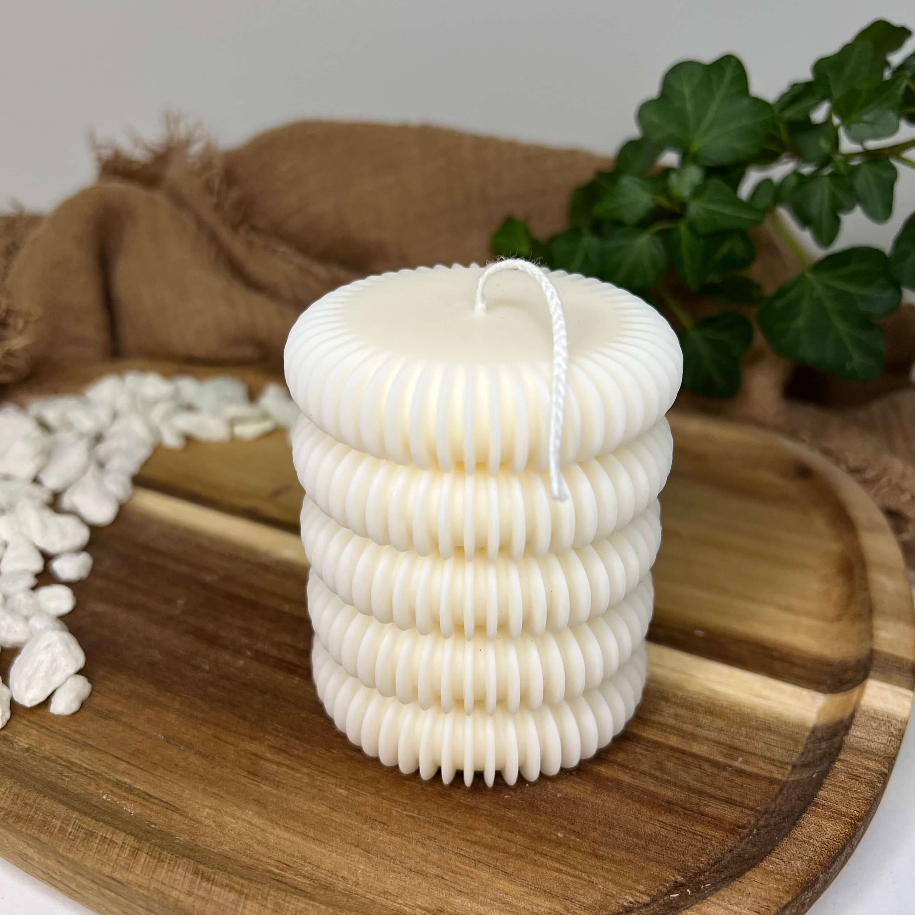 Unsere Aesthetic Luminosity Duftkerze. Sie ist in verschiedenen Düften erhältlich. Die Düfte haben einen beruhigenden und angenehmen Geruch. Perfekt für gemütliche und entspannte Tage.