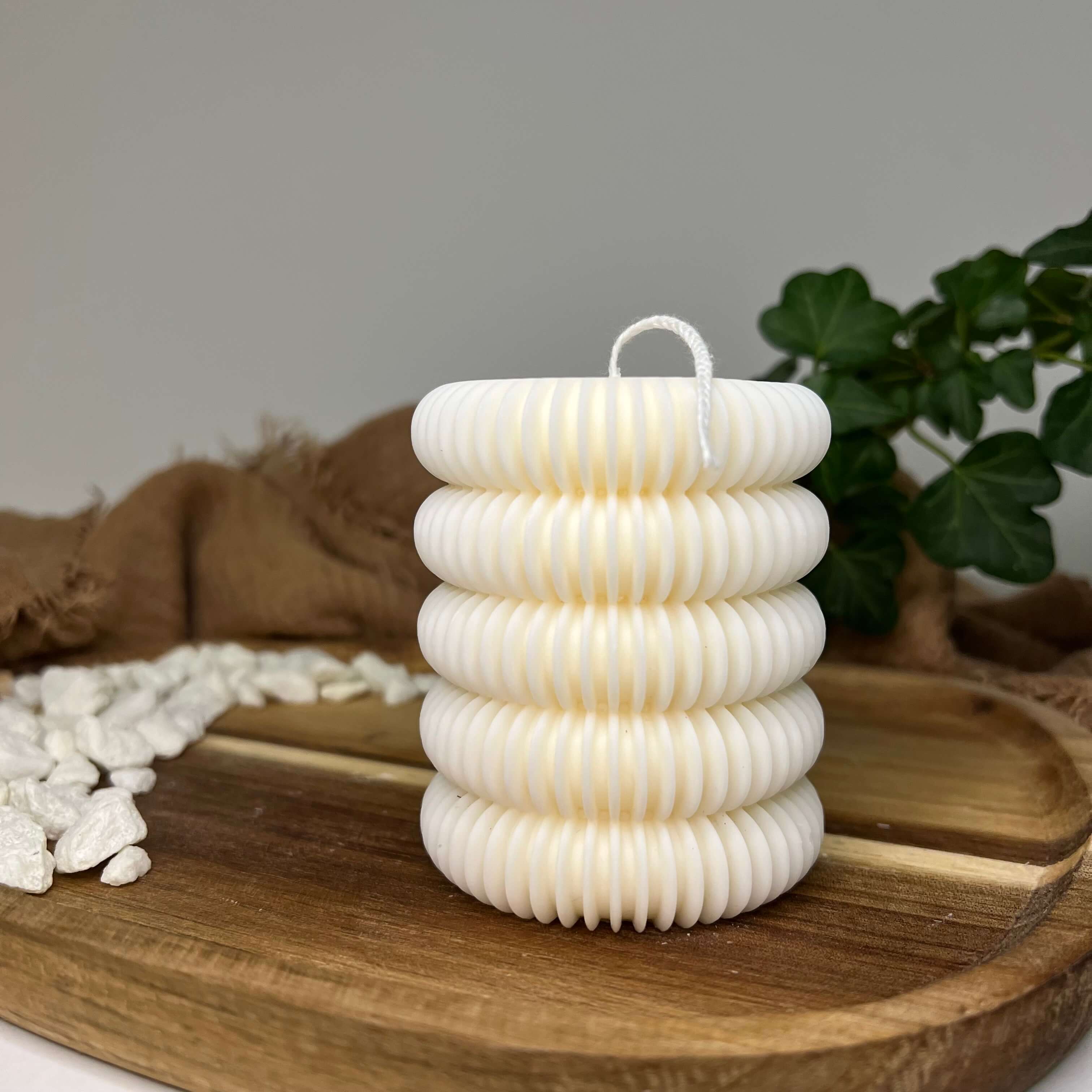 Hier sieht man unsere Aesthetic Luminosity Kerze. Sie ist perfekt als Dekoration für jedes Zuhause geeignet. Sie sieht elegant und ästhetisch aus.