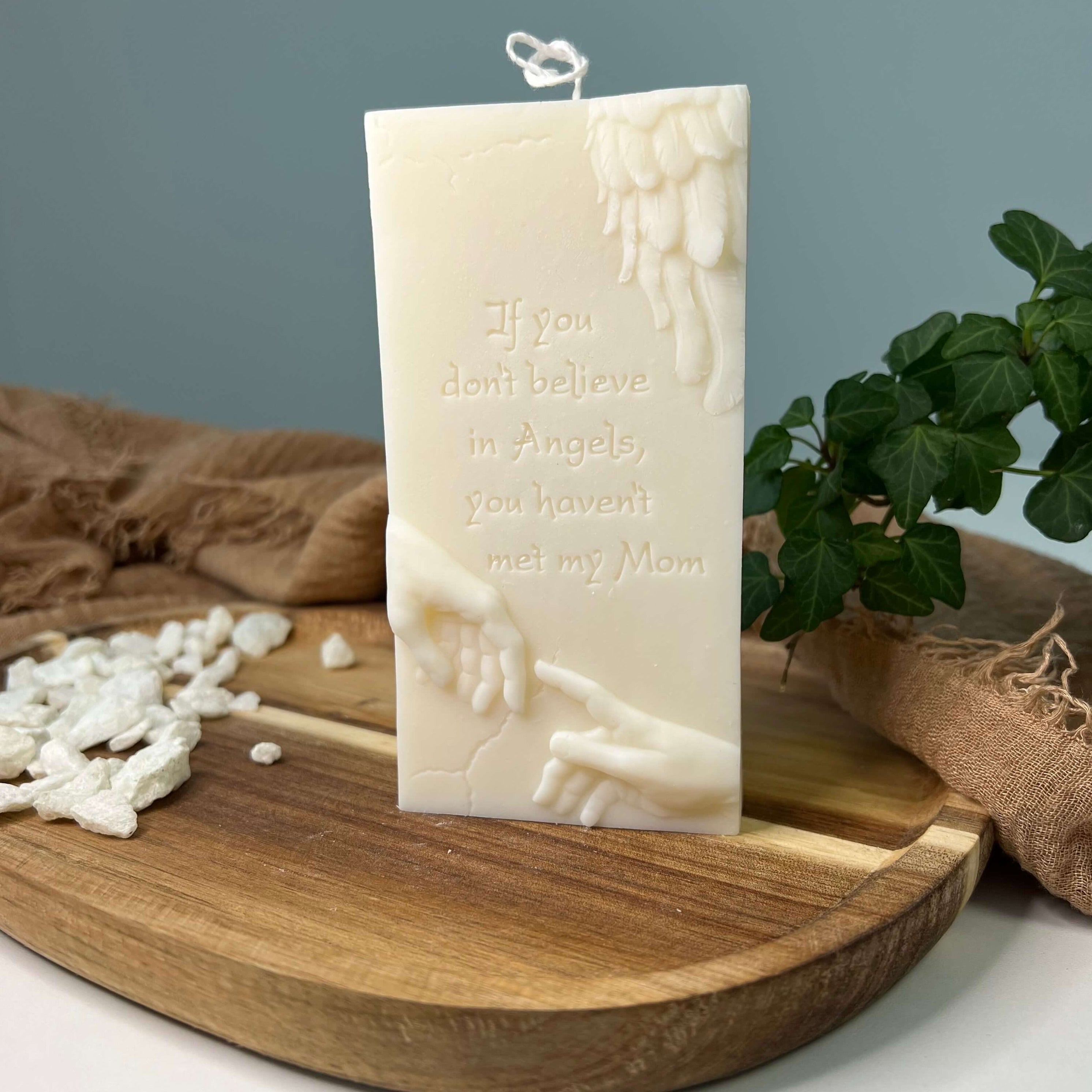 Zusehen ist die Angelic Whispers Kerze. Sie ist einzigartig, elegant und ästhetisch. Perfekt geeignet als Dekoration für jedes Zuhause. Dieses Unikat ist in verschieden Düften erhältlich.