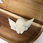 Hier sieht man unsere Angelic Wonder Babe Kerze. Diese Engels Kerze ist perfekt als Dekoration geeignet. Sie sieht elegant und ästhetisch aus. Handgefertigt aus hochwertigem Sojawachs.
