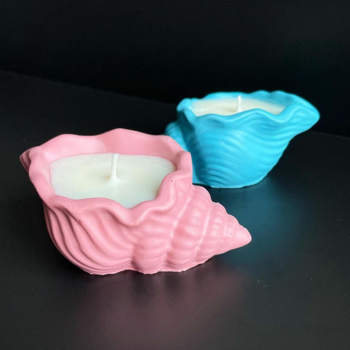 Die Aqua Serenity Candle Kerze ist perfekt als Gastgeschenk oder Geburtstagsgeschenk geeignet. Mit ihrem stilvollen und einzigartigem Design ist sie auch als Ostergeschenk, Weihnachtsgeschenk und Hochzeitsgeschenk geeignet. Handgemacht aus Jesmonite und Sojawachs. Hellblau.