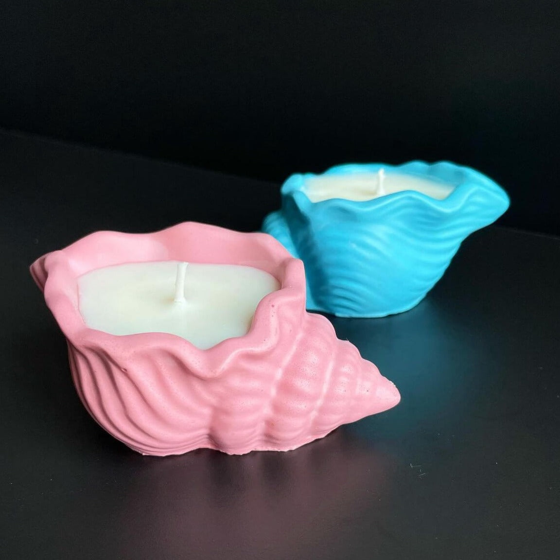 Die Aqua Serenity Candle Kerze ist perfekt als Gastgeschenk oder Geburtstagsgeschenk geeignet. Mit ihrem stilvollen und einzigartigem Design ist sie auch als Ostergeschenk, Weihnachtsgeschenk und Hochzeitsgeschenk geeignet. Handgemacht aus Jesmonite und Sojawachs.