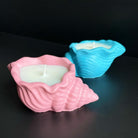 Die Aqua Serenity Candle Kerze ist perfekt als Gastgeschenk oder Geburtstagsgeschenk geeignet. Mit ihrem stilvollen und einzigartigem Design ist sie auch als Ostergeschenk, Weihnachtsgeschenk und Hochzeitsgeschenk geeignet. Handgemacht aus Jesmonite und Sojawachs.