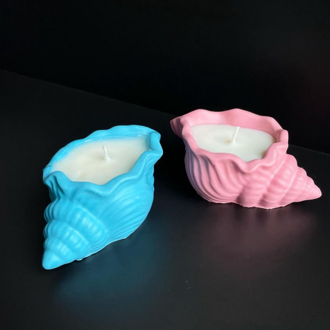 Hier sieht man unsere Aqua Serenity Candle Muschel-Kerze. Sie ist perfekt als Dekoration geeignet. Sie sieh elegant und ästhetisch aus. Farbe Hellblau.