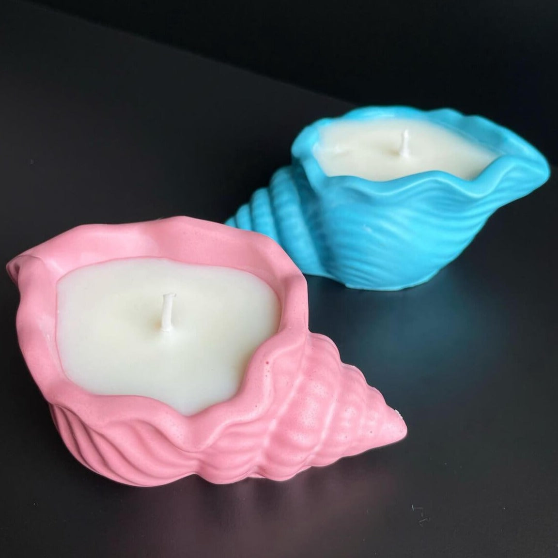 Diese einzigartige Muschel Kerze namens Aqua Serenity Candle ist in verschiedenen Düften erhältlich. Die Düfte haben einen angenehmen und beruhigenden Geruch. Sie ist perfekt für entspannte und gemütliche Tage. In Hellblau.