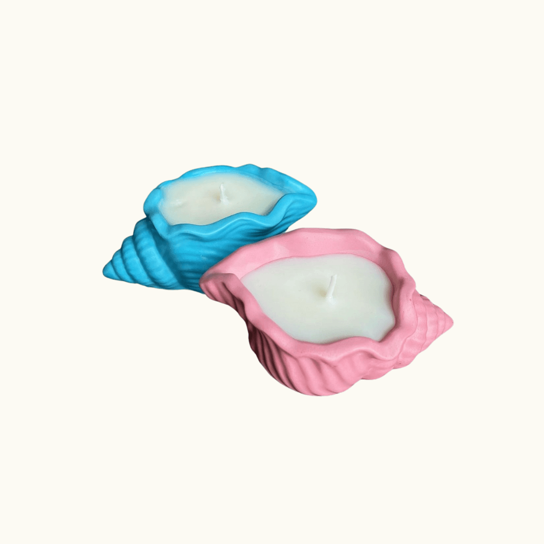 Auf diesem Bild sieht man unsere Aqua Serenity Candle Kerze. Sie ist handgemacht aus Bio Sojawachs und Jesmonite. Zudem ist sie nachhaltig, vegan und umweltfreundlich.