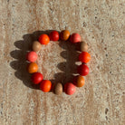 Autumn Harvest Armband mit warmen Herbstperlen auf einem Tisch arrangiert.