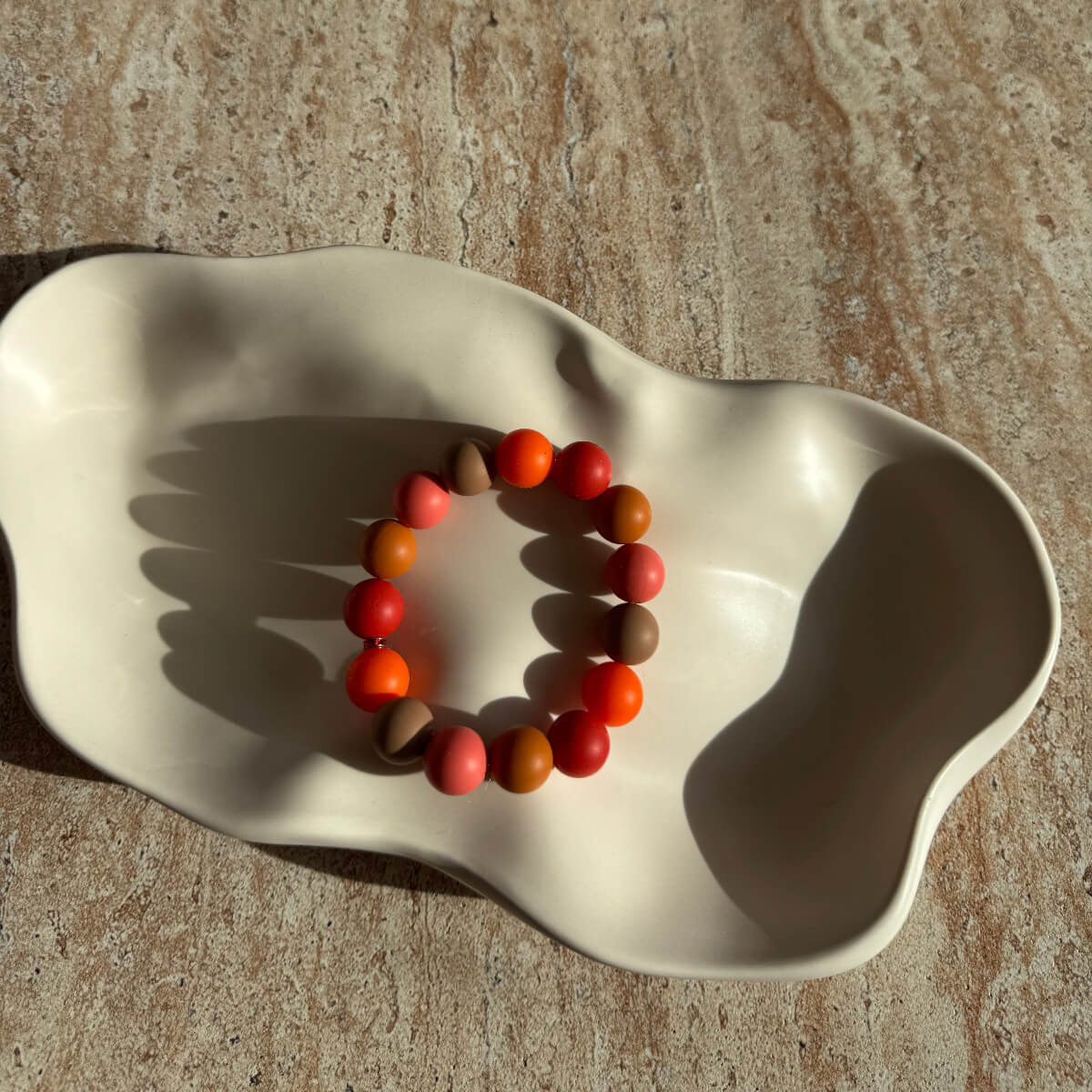 Komplettes Autumn Harvest Armband in einer Schale, gezeigt in warmem Licht.