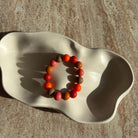 Komplettes Autumn Harvest Armband in einer Schale, gezeigt in warmem Licht.