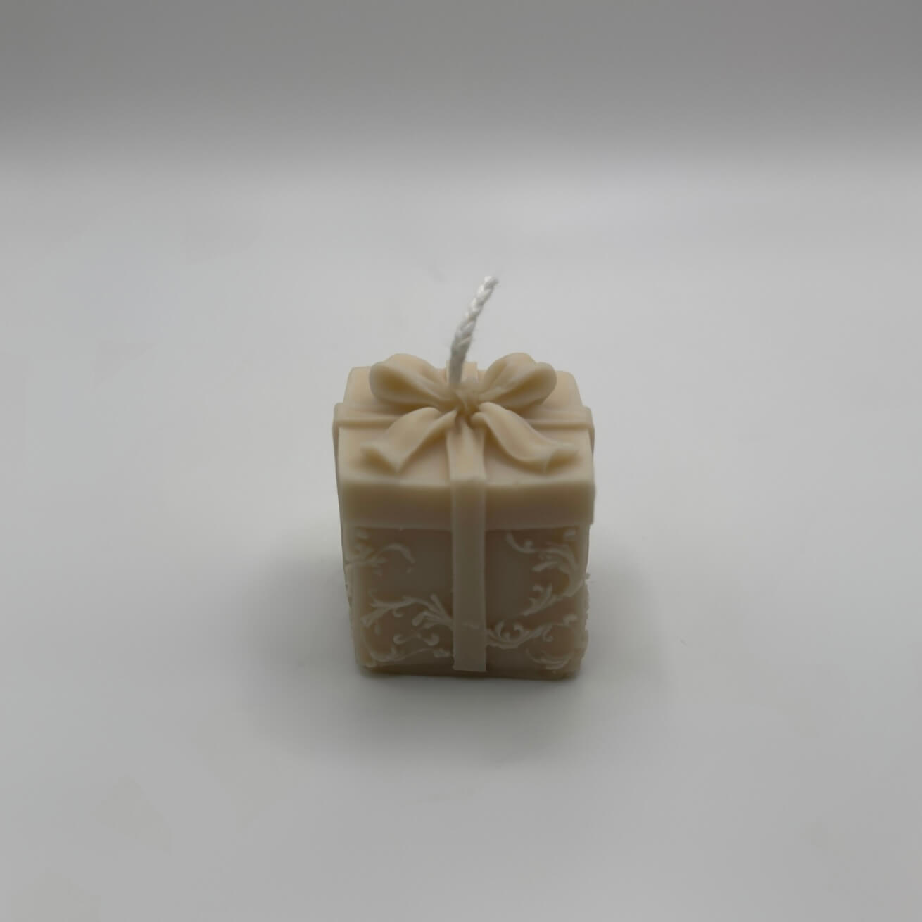 Die “Magic Gift” Kerze in Beige steht für dezente Eleganz und Nachhaltigkeit. Handgefertigt aus umweltfreundlichem Sojawachs, ist sie ein stilvolles Deko-Element mit Geschenkbox-Design.
