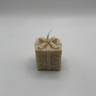 Die “Magic Gift” Kerze in Beige steht für dezente Eleganz und Nachhaltigkeit. Handgefertigt aus umweltfreundlichem Sojawachs, ist sie ein stilvolles Deko-Element mit Geschenkbox-Design.