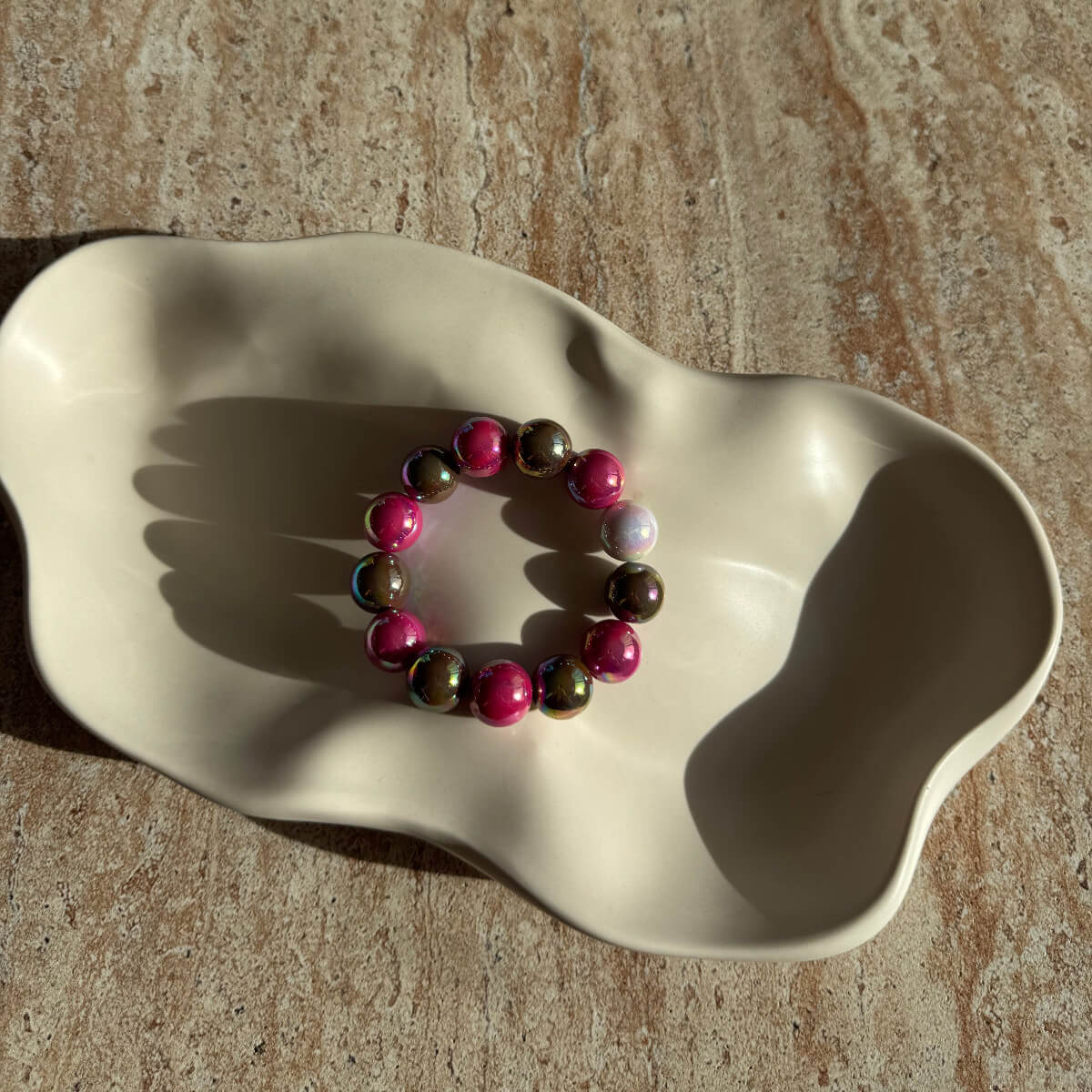 Komplettes Berry Mocha Glow Armband in der Schale fotografiert