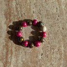 Handgefertigtes Berry Mocha Glow Armband auf hellem Tisch arrangiert