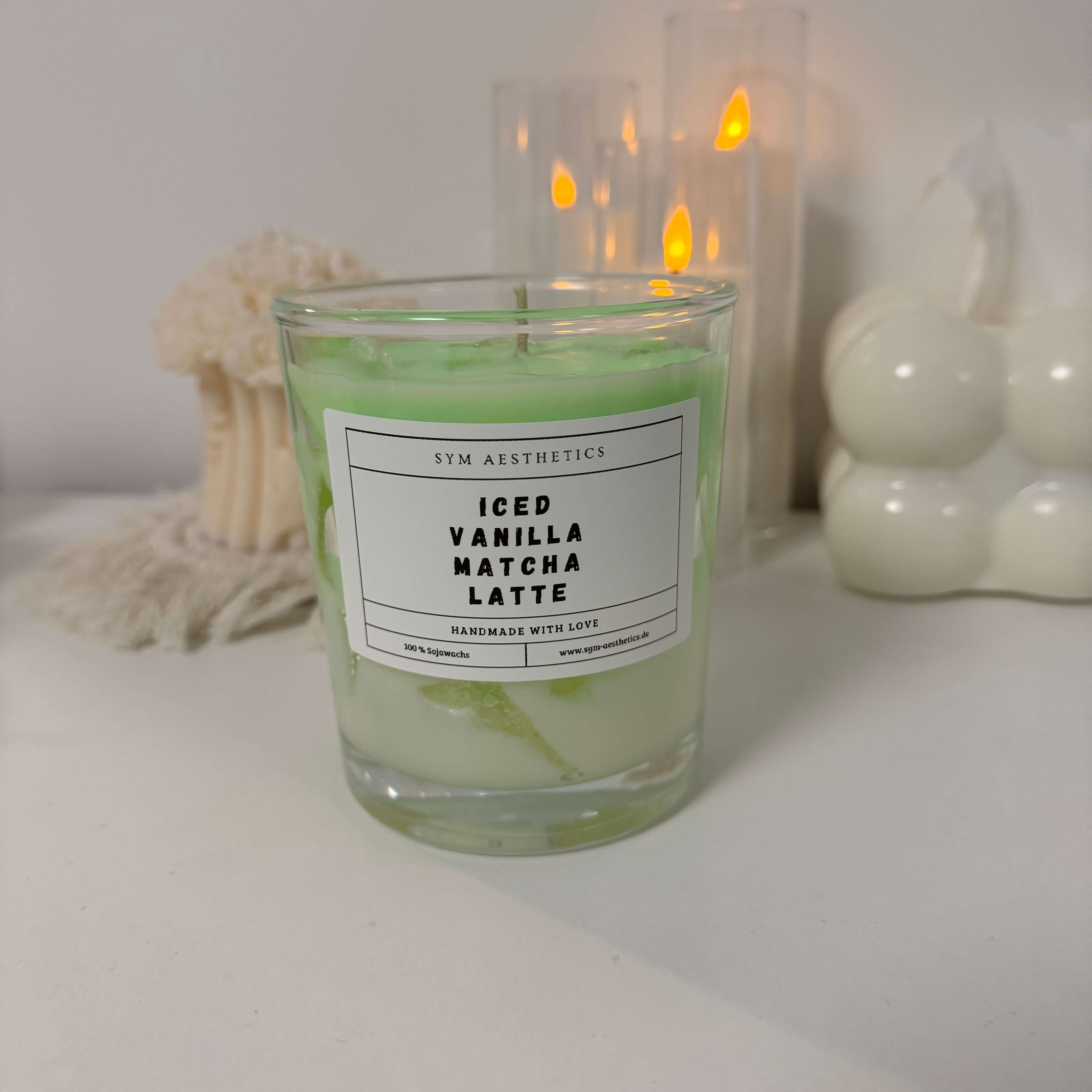 Handgefertigte Iced Vanilla Matcha Latte Candle in eleganter Glasverpackung – für eine harmonische, beruhigende Atmosphäre