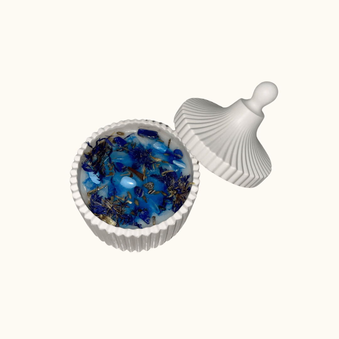 Auf diesem Bild sieht man unsere Blue Lagoon Radiance Kerze. Sie ist handgemacht aus Bio Sojawachs und Jesmonite. Außerdem ist sie nachhaltig, vegan und umweltfreundlich.