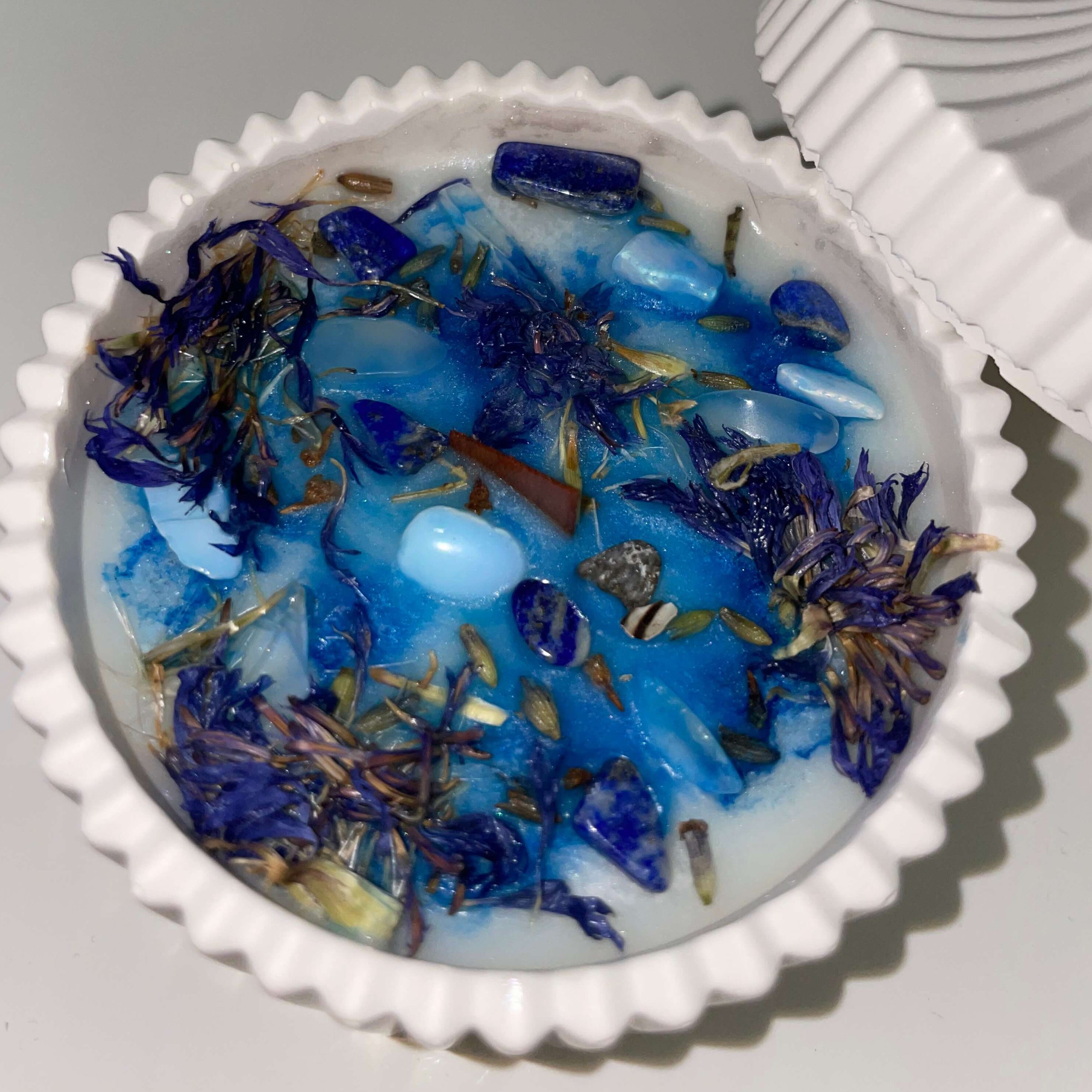 Unsere Blue Lagoon Radiance Duftkerze. Diese Kerze ist in verschiedenen Düften erhältlich. Die Düfte haben einen angenehmen und beruhigenden Geruch. Perfekt für entspannte und gemütliche Tage.