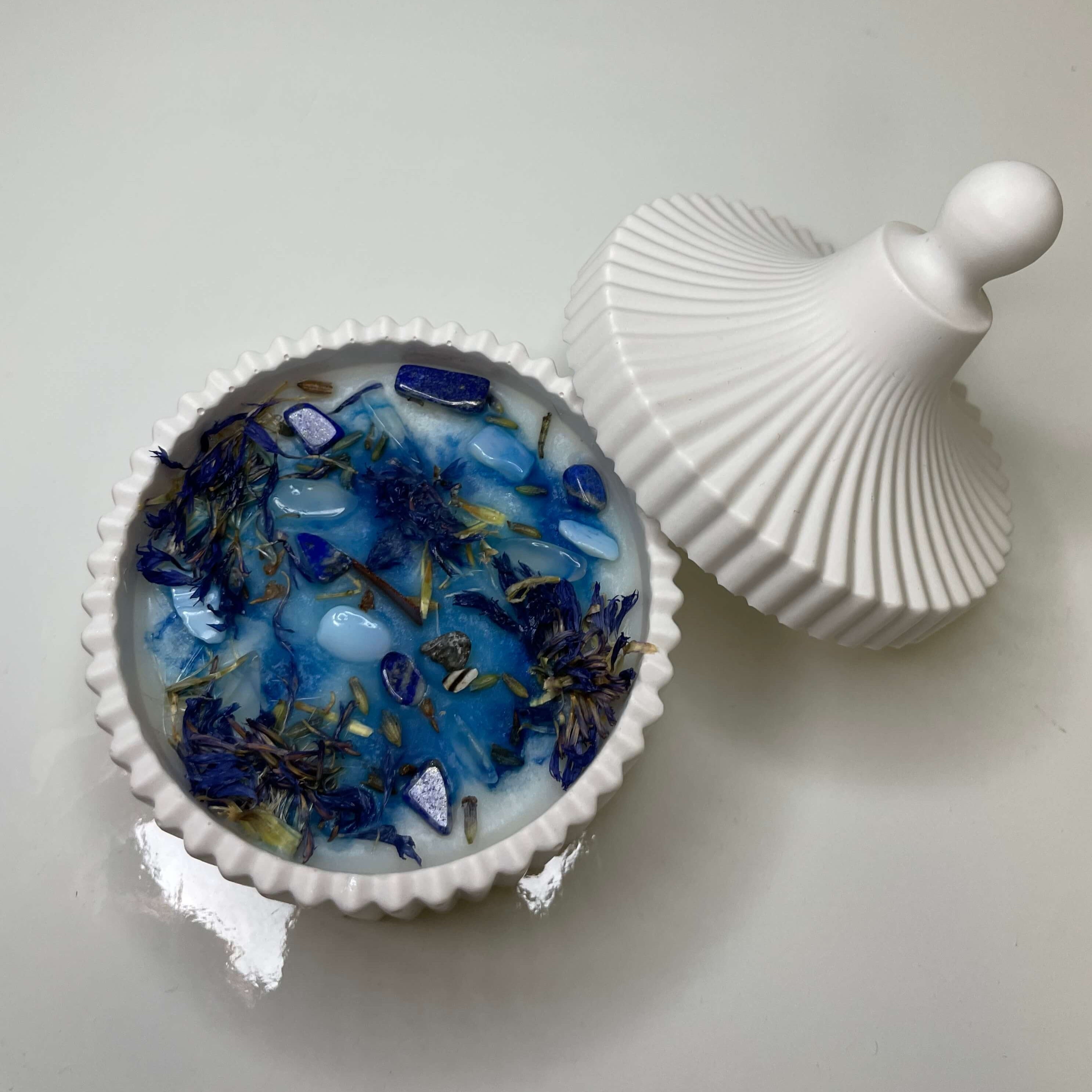 Die Blue Lagoon Radiance Kerze ist perfekt als Ostergeschenk, Weihnachtsgeschenk, Geburtstagsgeschenk, Verlobungsgeschenk, Hochzeitsgeschenk oder Gastgeschenk geeignet, dank ihrem einzigartigem und stilvollem Design. Sie ist handgefertigt aus hochwertigem Sojawachs.