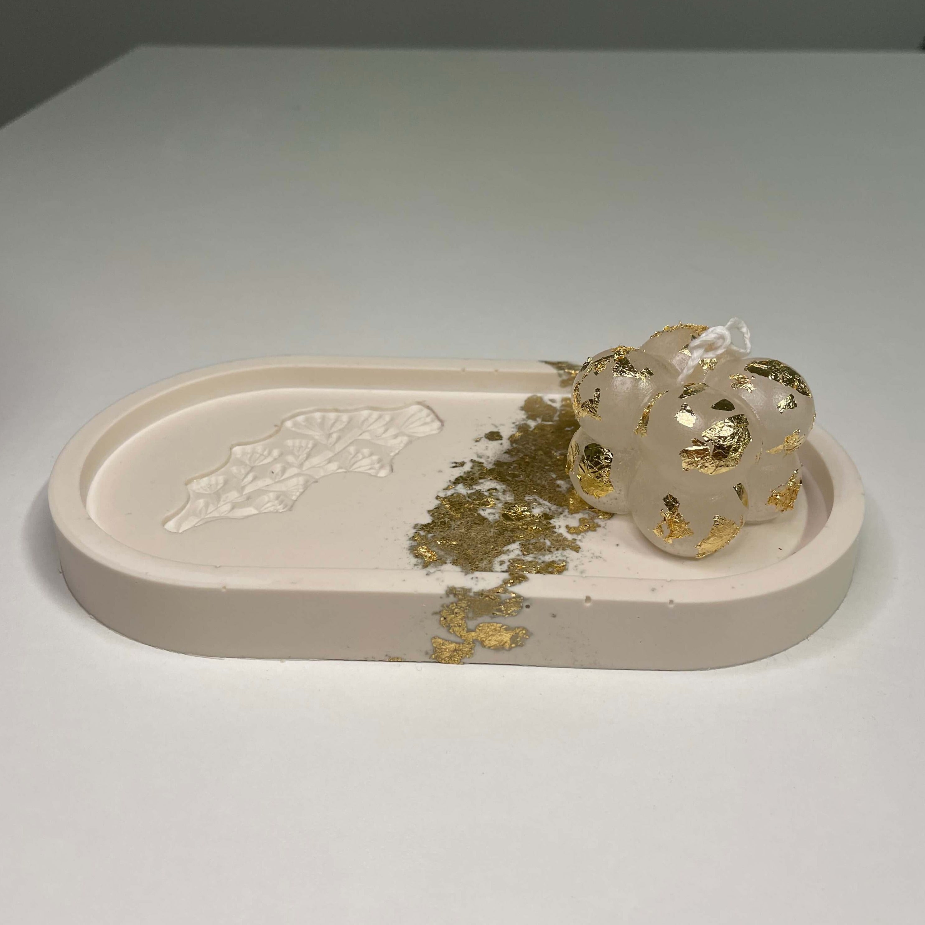 Bubble Bliss Geschenke-Set. Es ist perfekt als Gastgeschenk, Geburtstagsgeschenk, Ostergeschenk und Weihnachtsgeschenk geeignet. Es sieht einzigartig und stilvoll aus und ist handgemacht aus Sojawachs und Jesmonite.