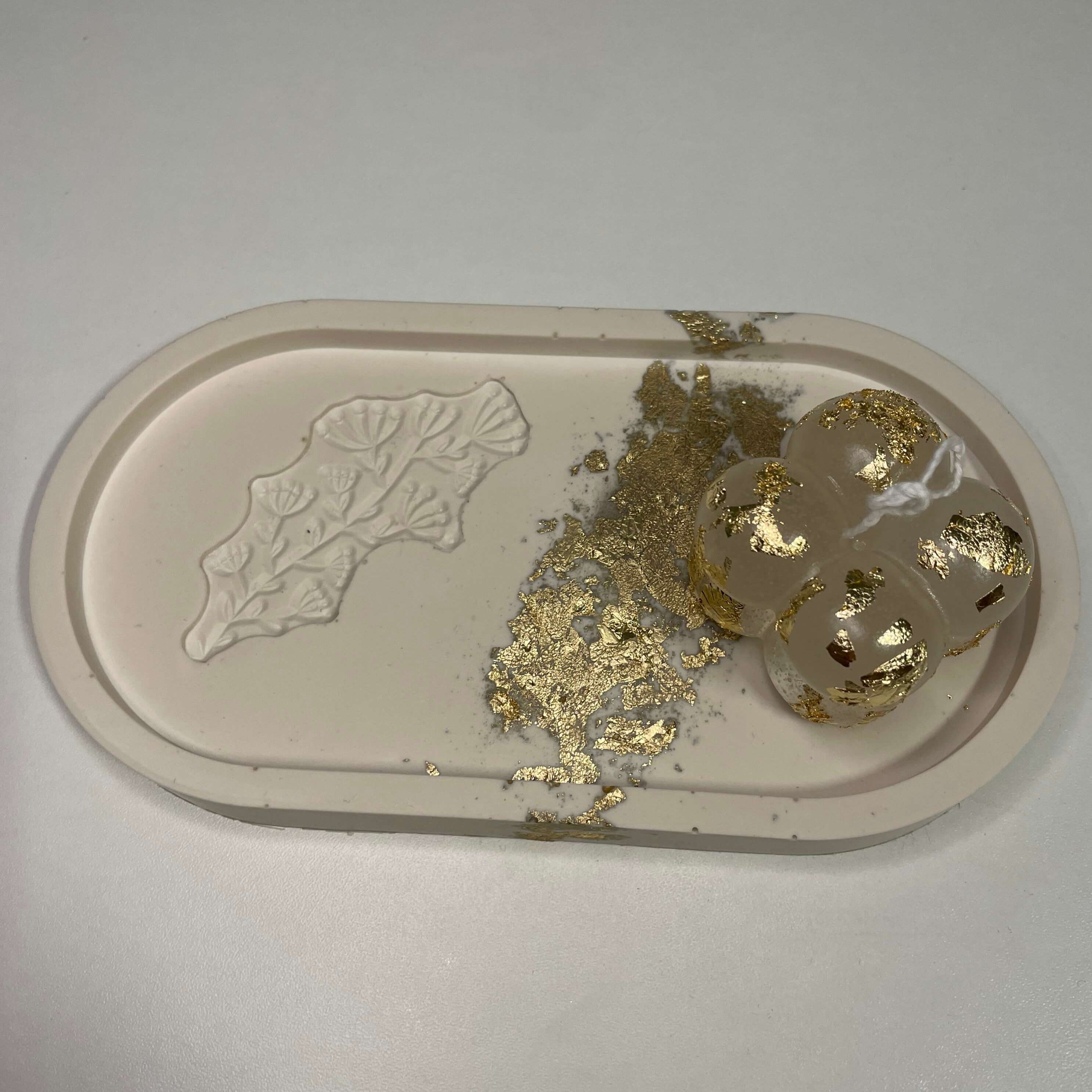 Hier sieht man unser Bubble Bliss Geschenke-Set. Es ist perfekt als Dekoration geeignet. Es sieht elegant und ästhetisch aus.