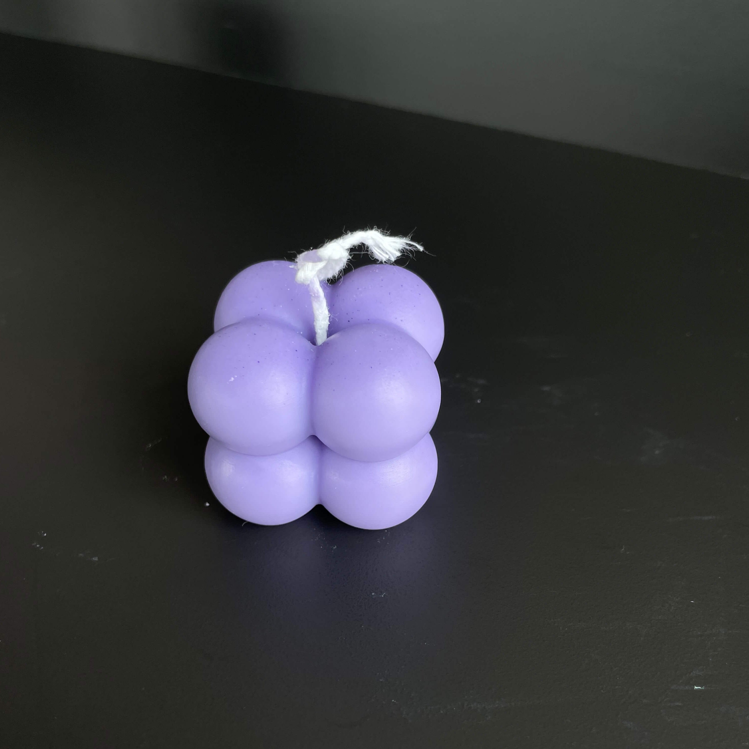 Auf diesem Bild sieht man unsere Bubbly Galactic Illumination Kerze in mini. Sie ist handgemacht aus Sojawachs. Diese Bubble Kerze ist umweltfreundlich und nachhaltig. In Lila.