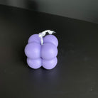 Auf diesem Bild sieht man unsere Bubbly Galactic Illumination Kerze in mini. Sie ist handgemacht aus Sojawachs. Diese Bubble Kerze ist umweltfreundlich und nachhaltig. In Lila.