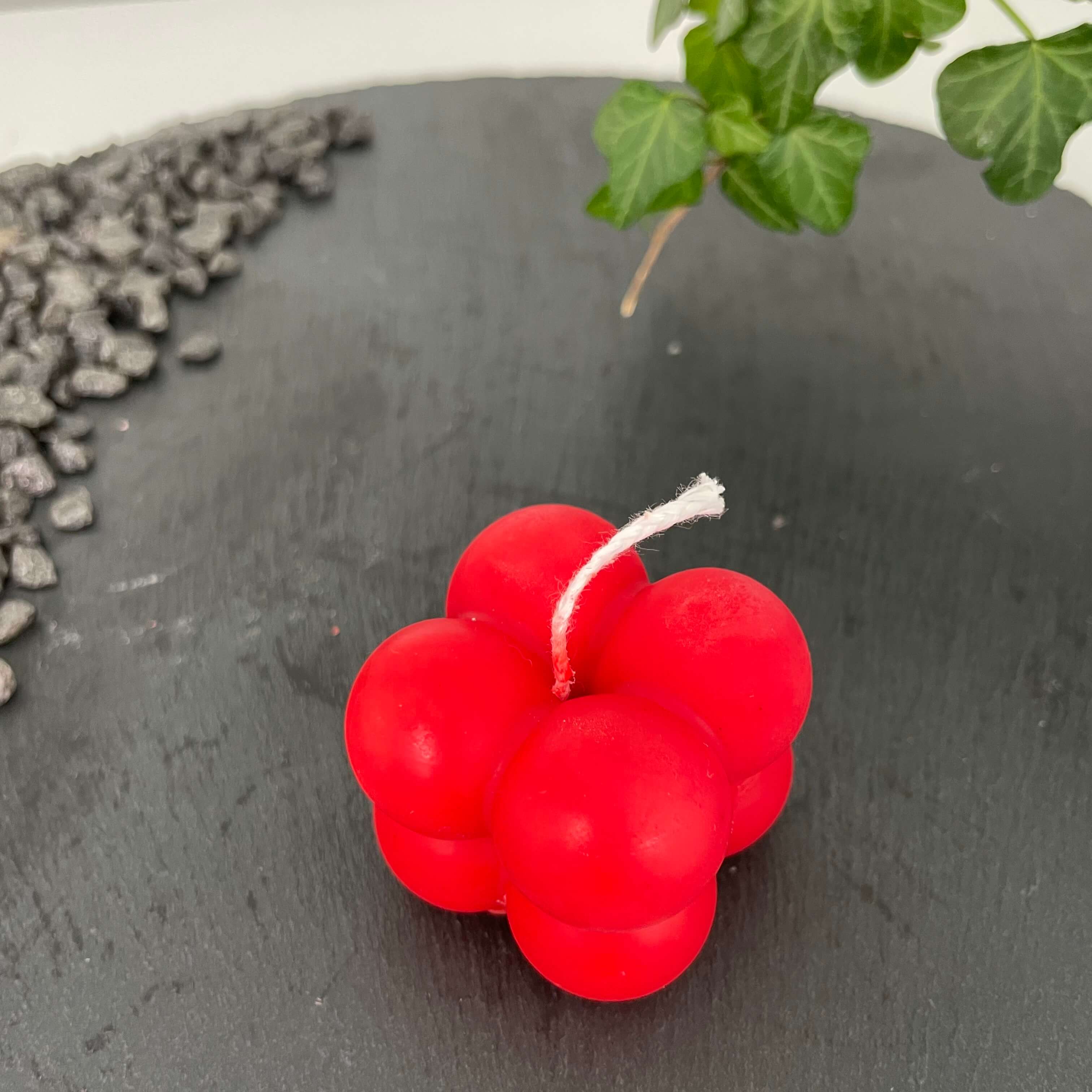 Hier sieht man unsere Bubbly Galactic Illumination Kerze in mini. Sie ist perfekt als Dekoration geeignet mit ihrem Bubble Design. Diese Bubble Kerze sieht elegant und ästhetisch aus. Außerdem ist sie stilvoll und einzigartig. In Rot.