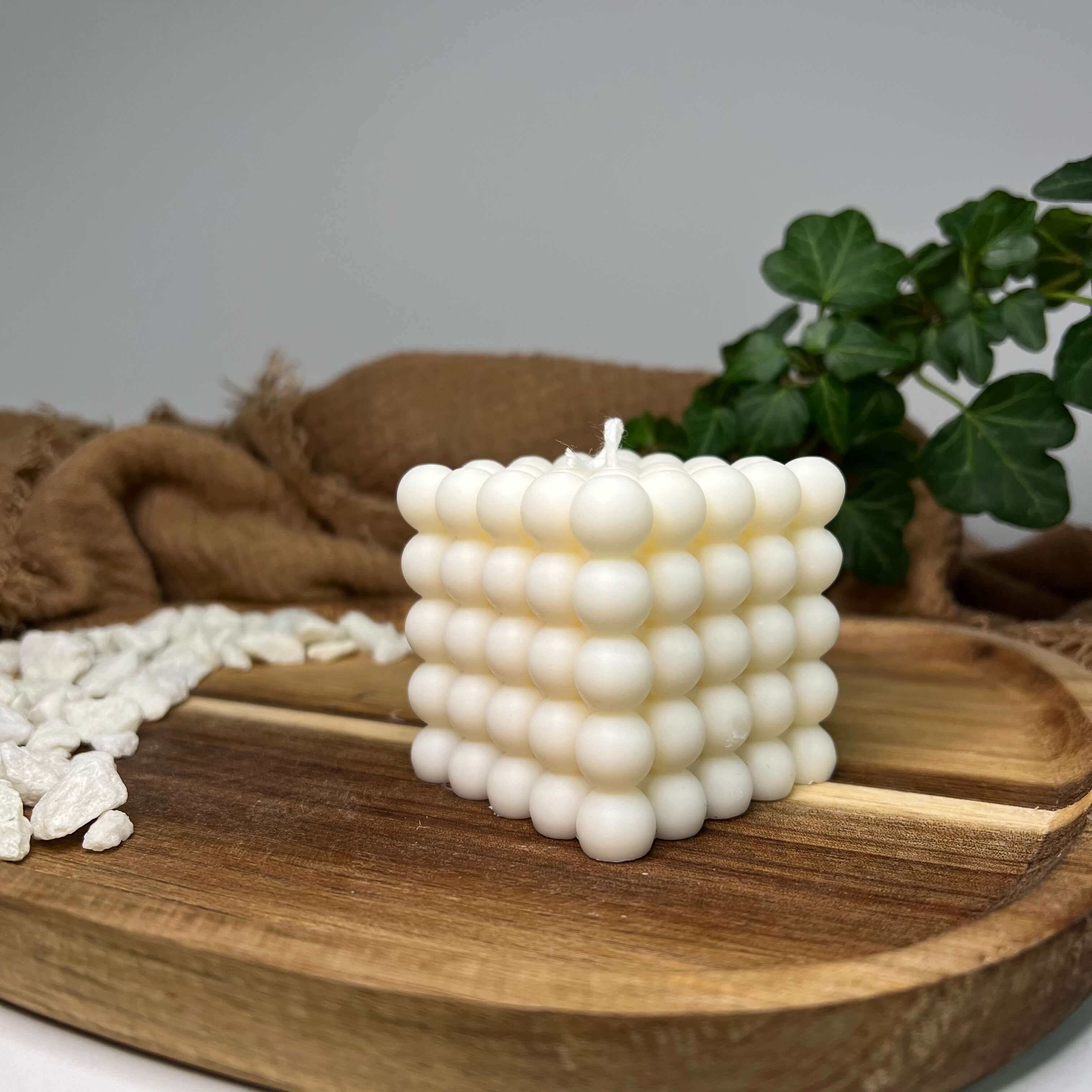 Hier sieht man unsere Bubbly Galactic Illumination Kerze in klein. Sie ist perfekt als Dekoration geeignet mit ihrem Bubble Design. Diese Bubble Kerze sieht elegant und ästhetisch aus. Außerdem ist sie stilvoll und einzigartig.