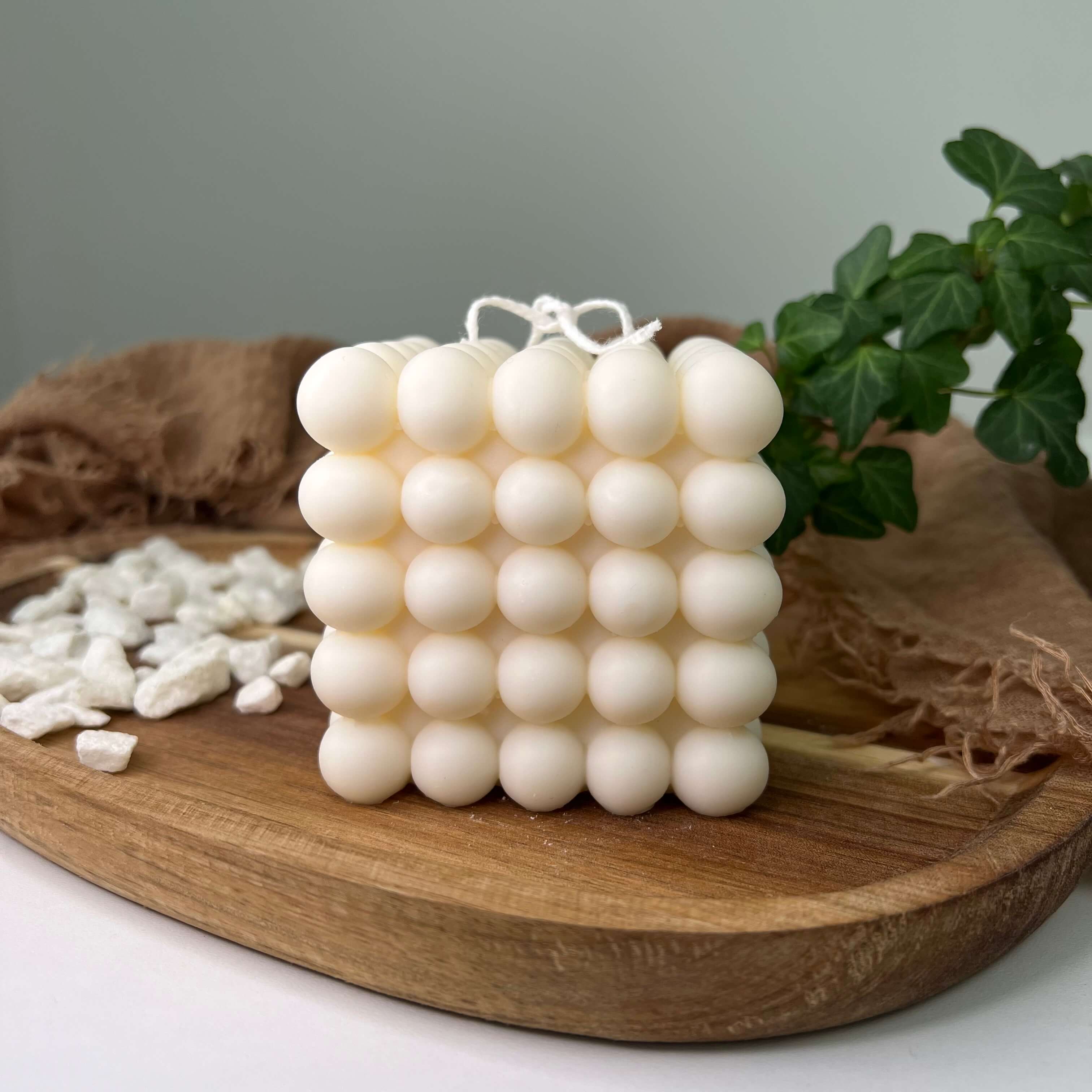 Hier sieht man die Bubbly Galactic Illumination Kerze in groß. Diese Bubble Kerze ist in mehreren Düften erhältlich. Die Düfte riechen gut, angenehm und entspannend. Perfekt für gemütliche Tage.