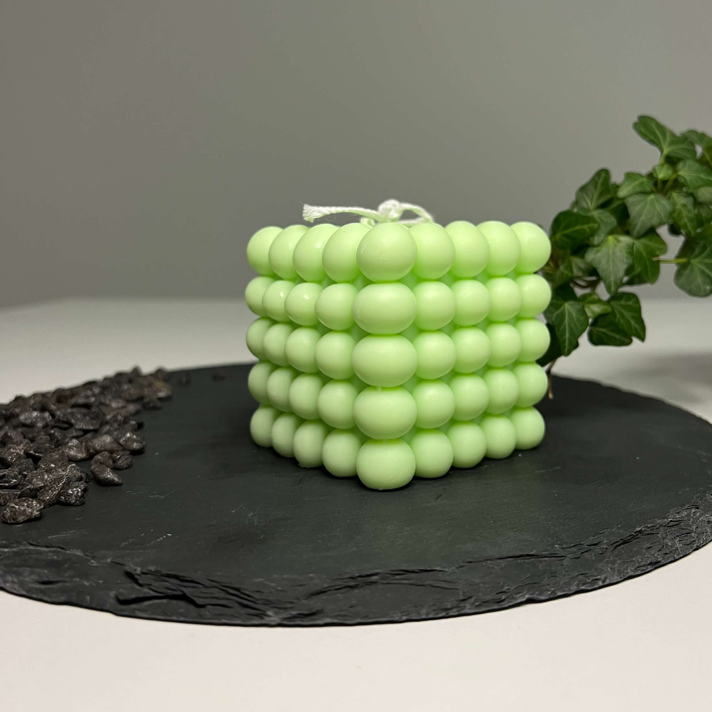 Hier sieht man die Bubbly Galactic Illumination Kerze in groß. Diese Bubble Kerze ist in mehreren Düften erhältlich. Die Düfte riechen gut, angenehm und entspannend. Perfekt für gemütliche Tage. In hellgrün