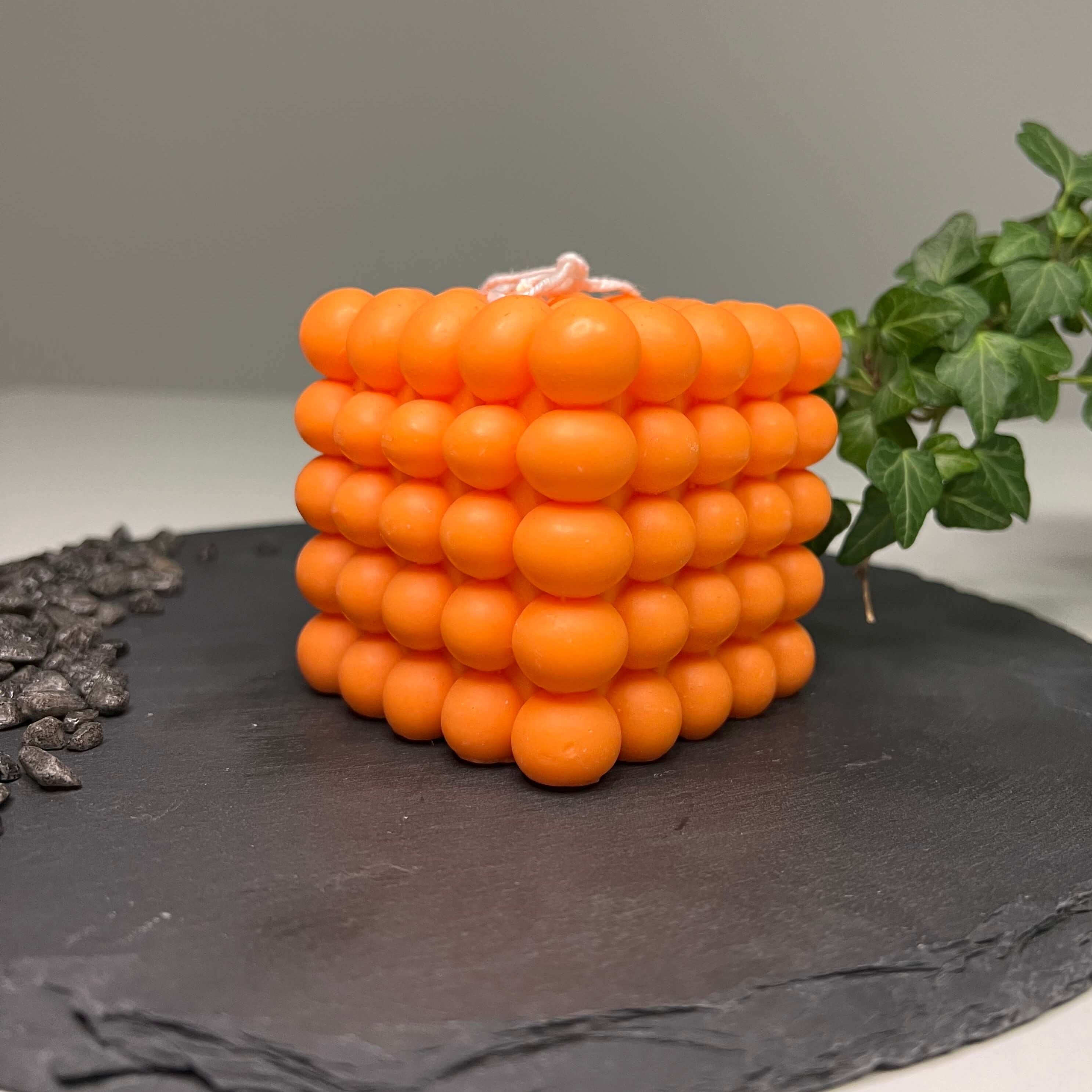 Dargestellt ist hier die Bubbly Galactic Illumination Kerze in groß. Sie ist perfekt als Geschenk für besondere Anlässe geeignet. Auch als Weihnachtsgeschenk, Ostergeschenk oder Gastgeschenk dank ihrer kompakten Größe. In orange.