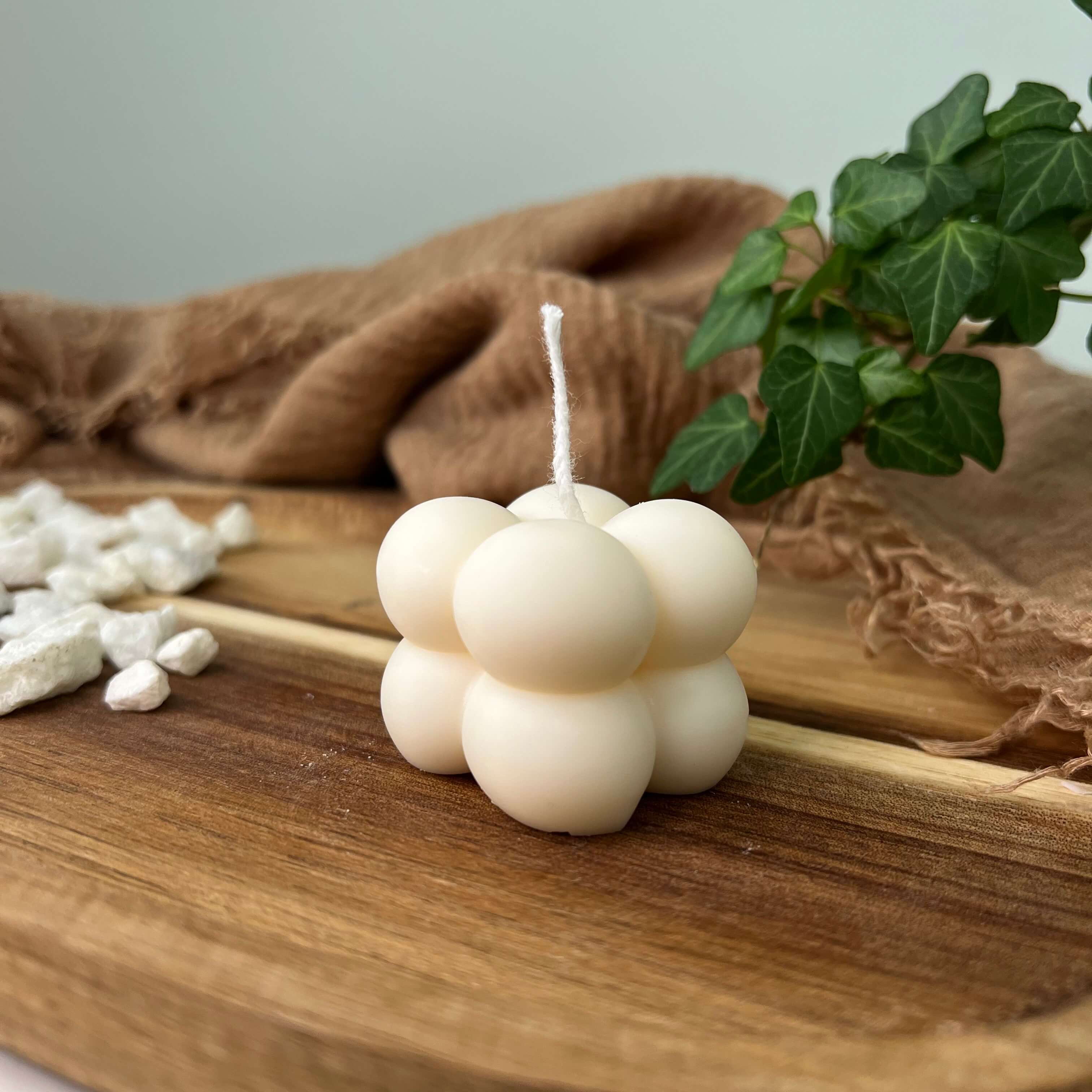 Dargestellt ist hier die Bubbly Galactic Illumination Kerze in mini. Sie ist perfekt als Geschenk für besondere Anlässe geeignet. Auch als Weihnachtsgeschenk, Ostergeschenk oder Gastgeschenk dank ihrer kompakten Größe.