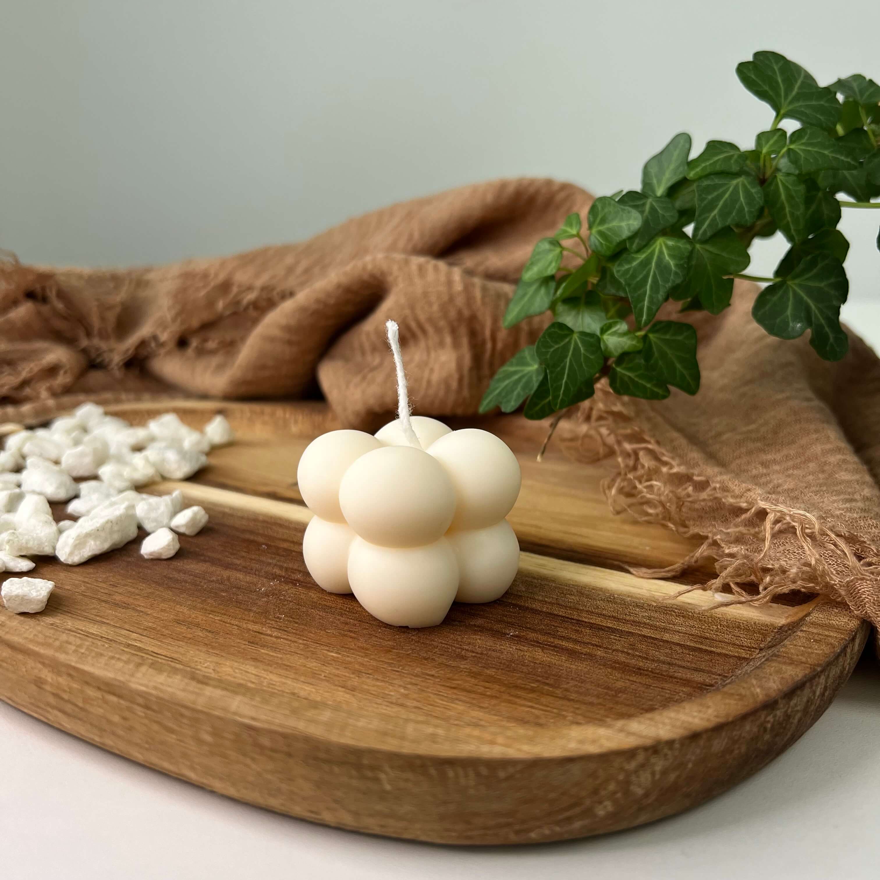 Hier sieht man unsere Bubbly Galactic Illumination Kerze in mini. Sie ist perfekt als Dekoration geeignet mit ihrem Bubble Design. Diese Bubble Kerze sieht elegant und ästhetisch aus. Außerdem ist sie stilvoll und einzigartig.