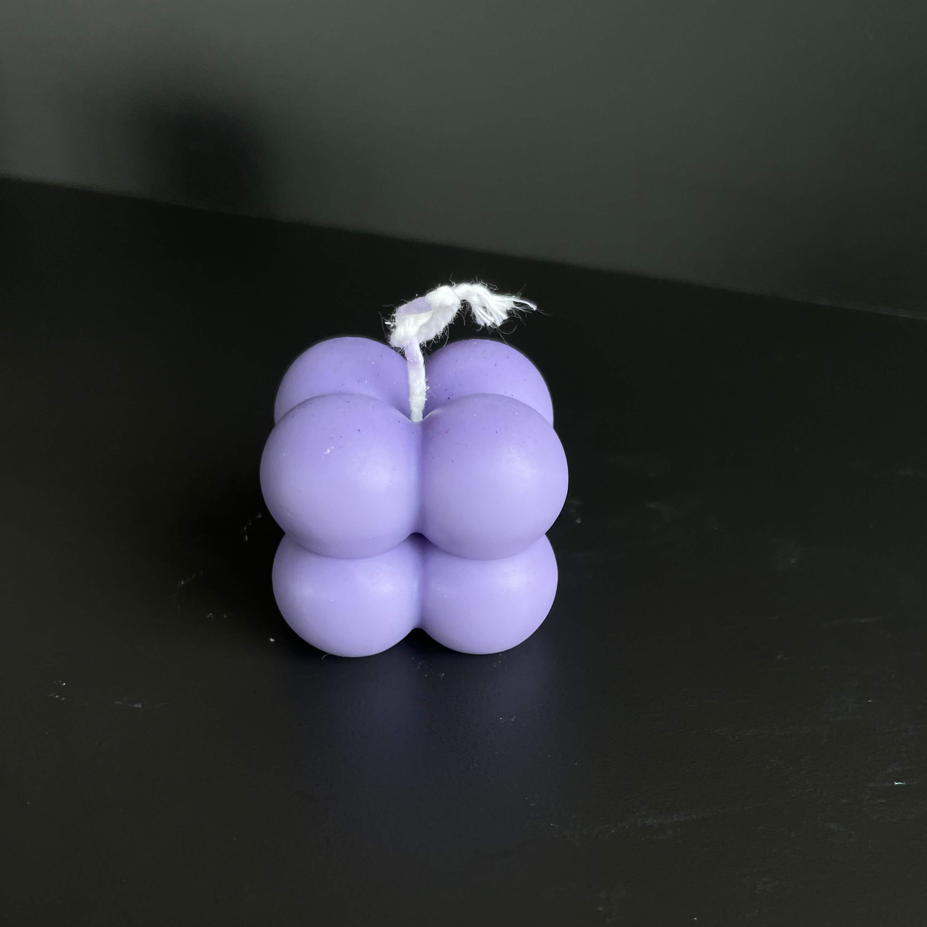 Hier sieht man die Bubbly Galactic Illumination Kerze in mini. Diese Bubble Kerze ist in mehreren Düften erhältlich. Die Düfte riechen gut, angenehm und entspannend. Perfekt für gemütliche Tage. In Lila.