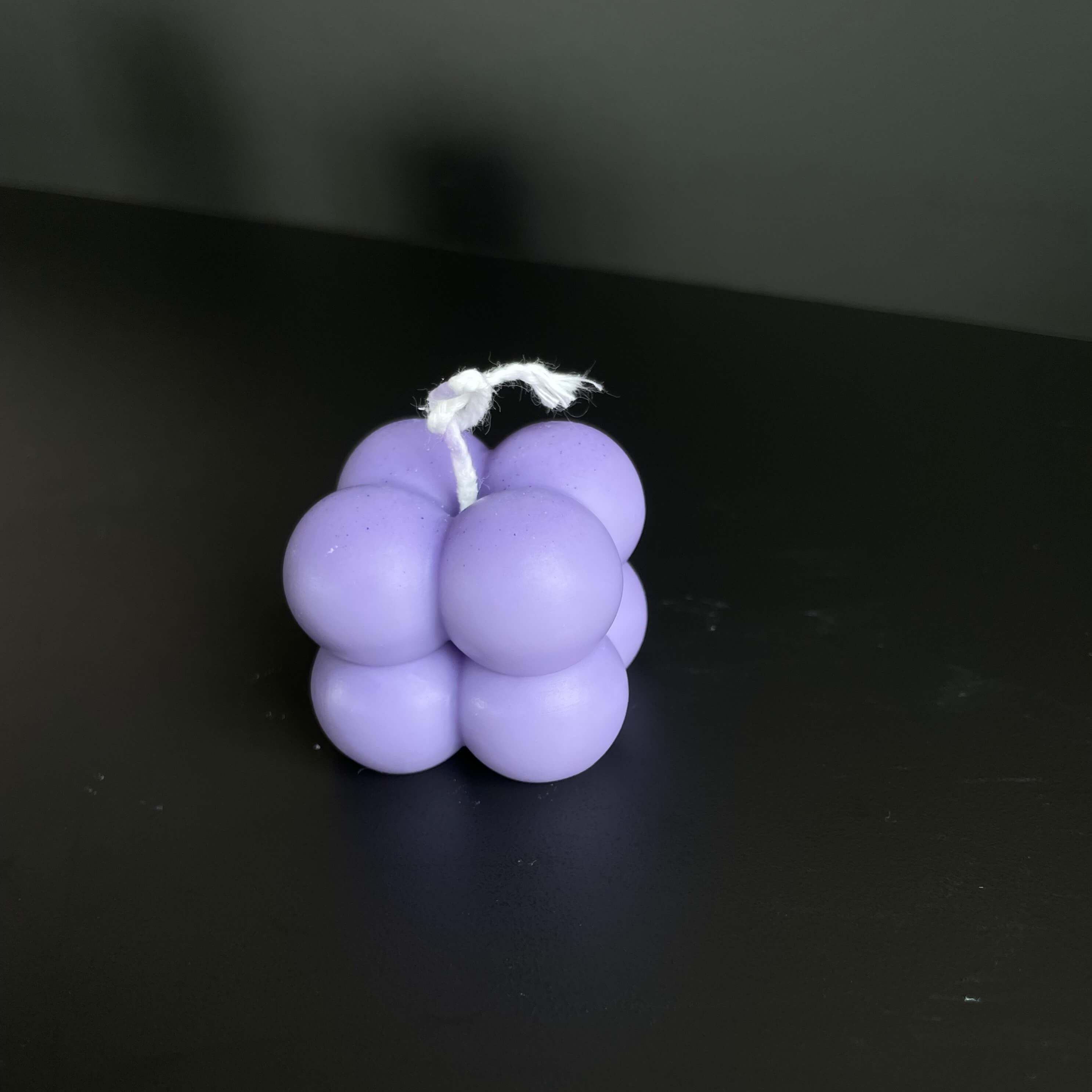 Dargestellt ist hier die Bubbly Galactic Illumination Kerze in mini. Sie ist perfekt als Geschenk für besondere Anlässe geeignet. Auch als Weihnachtsgeschenk, Ostergeschenk oder Gastgeschenk dank ihrer kompakten Größe. In Lila.