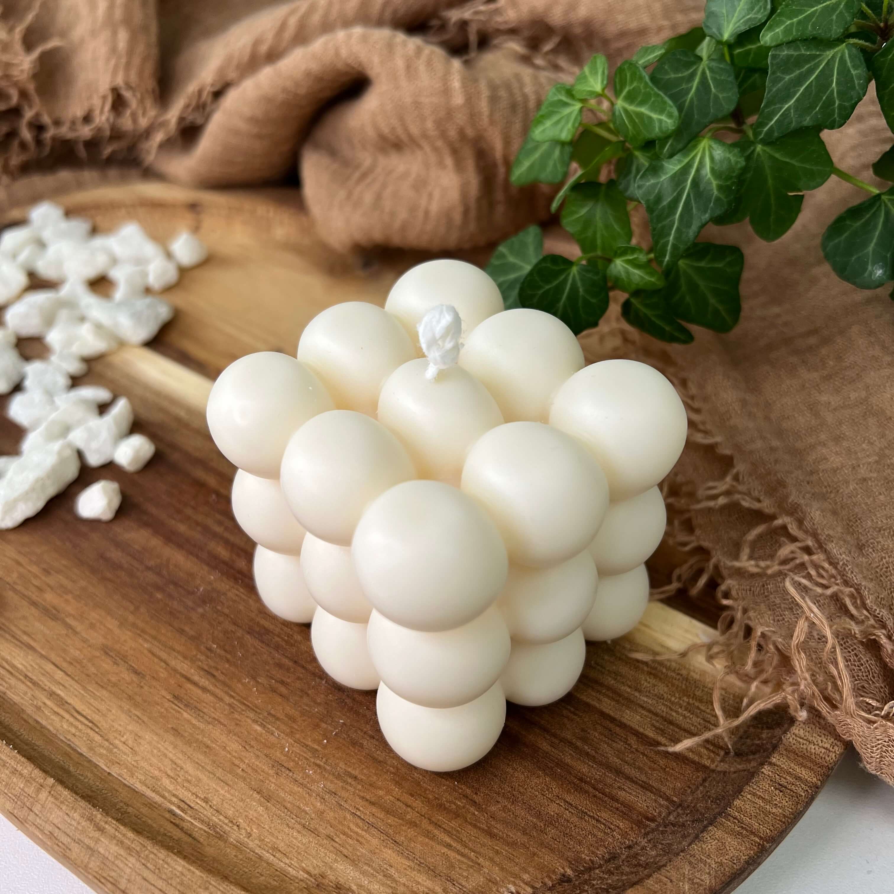 Unsere Bubbly Galactic Illumination Kerze in mittel. Sie ist die perfekte Osterkerze, Weihnachtskerze, Verlobungskerze oder Hochzeitskerze. Diese Bubble Kerze ist individuell und wunderschön. Auch perfekt als Deko geeignet.