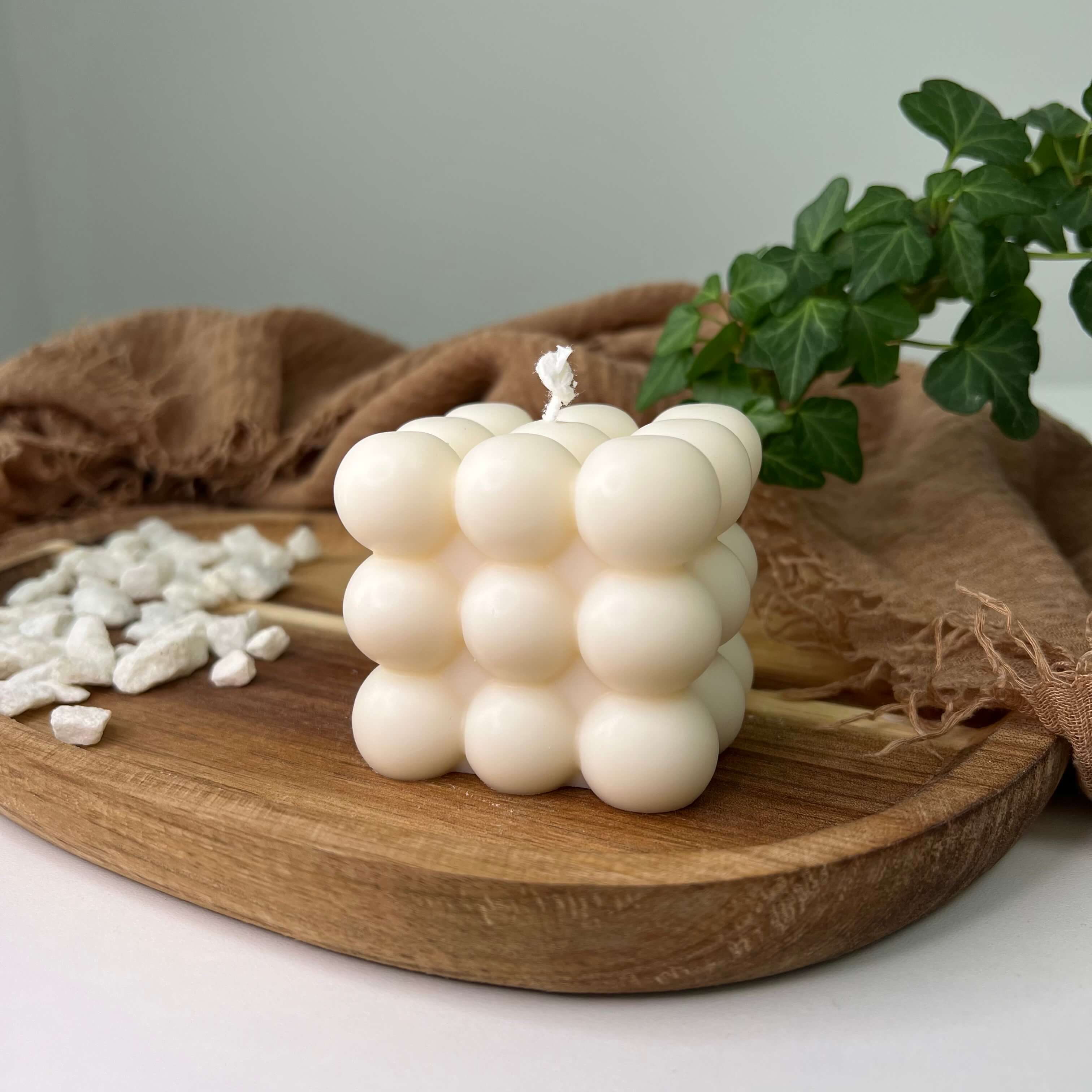 Hier sieht man unsere Bubbly Galactic Illumination Kerze in mittel. Sie ist perfekt als Dekoration geeignet mit ihrem Bubble Design. Diese Bubble Kerze sieht elegant und ästhetisch aus. Außerdem ist sie stilvoll und einzigartig.