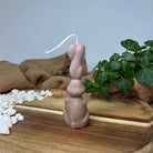 Bunny Bliss Candle Hasen Kerze. Sie ist da ideale Ostergeschenk für Ostern. Sie ist Dekorativ und handgefertigt aus hochwertigem Sojawachs. In der Farbe Braun.