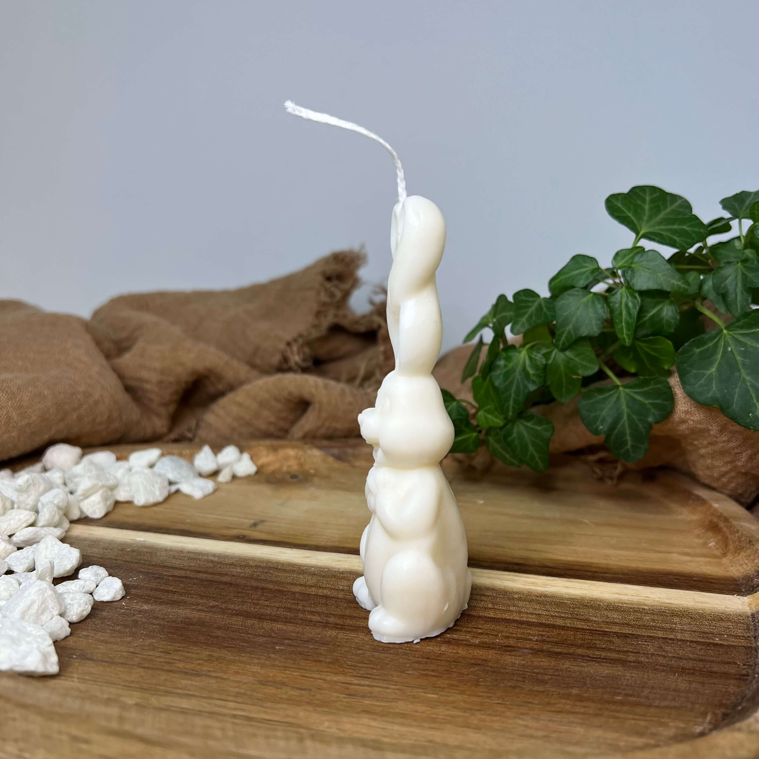 Die Bunny Bliss Candle Osterhasen Kerze. Sie ist die perfekte Osterkerze. Das einzigartige und stilvolle Design machen sie zu einem echten Unikat.