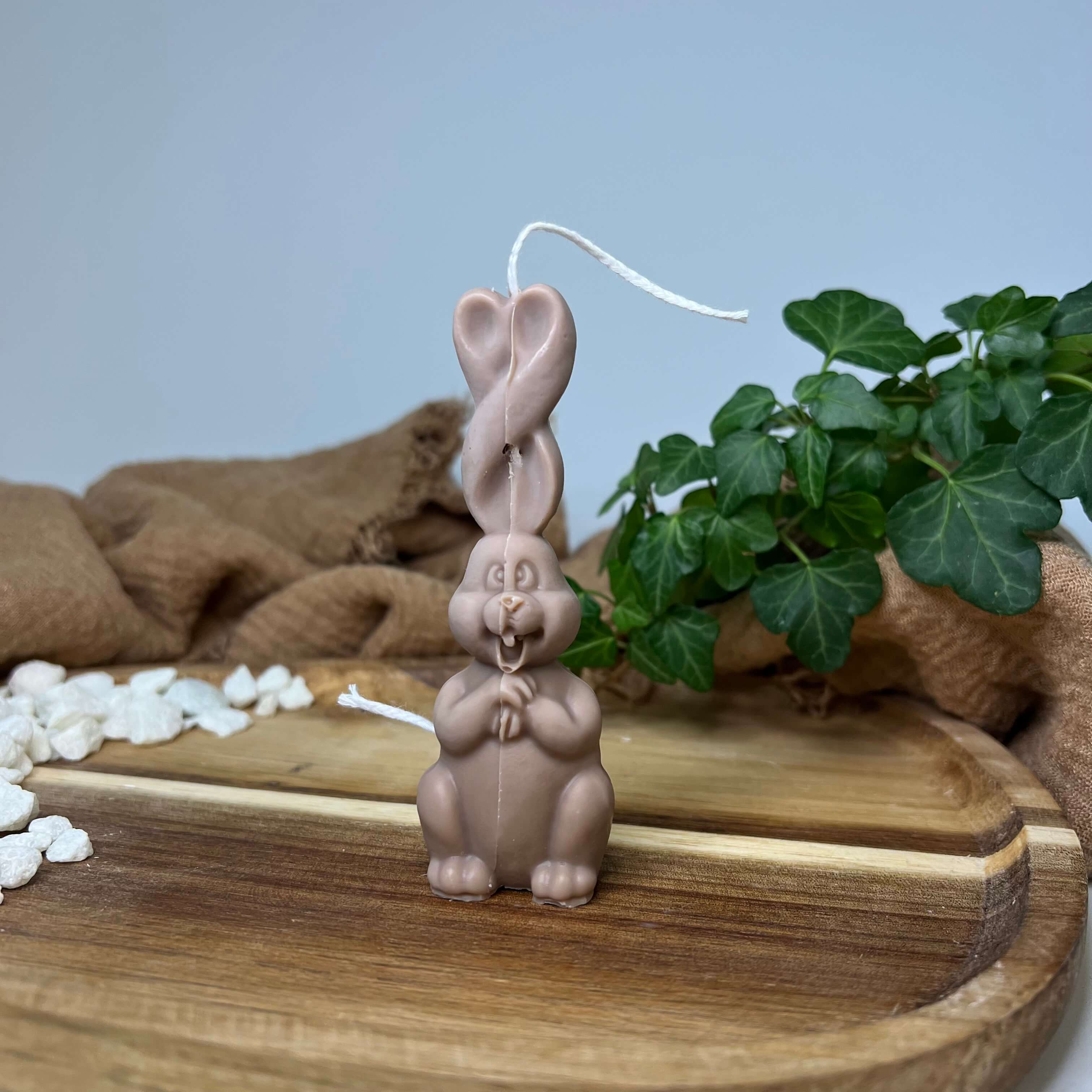 Auf diesem Bild sieht man unsere Bunny Bliss Candle Kerze. Sie ist handgemacht aus Bio Sojawachs. Zudem ist sie nachhaltig, vegan und umweltfreundlich. In Braun.