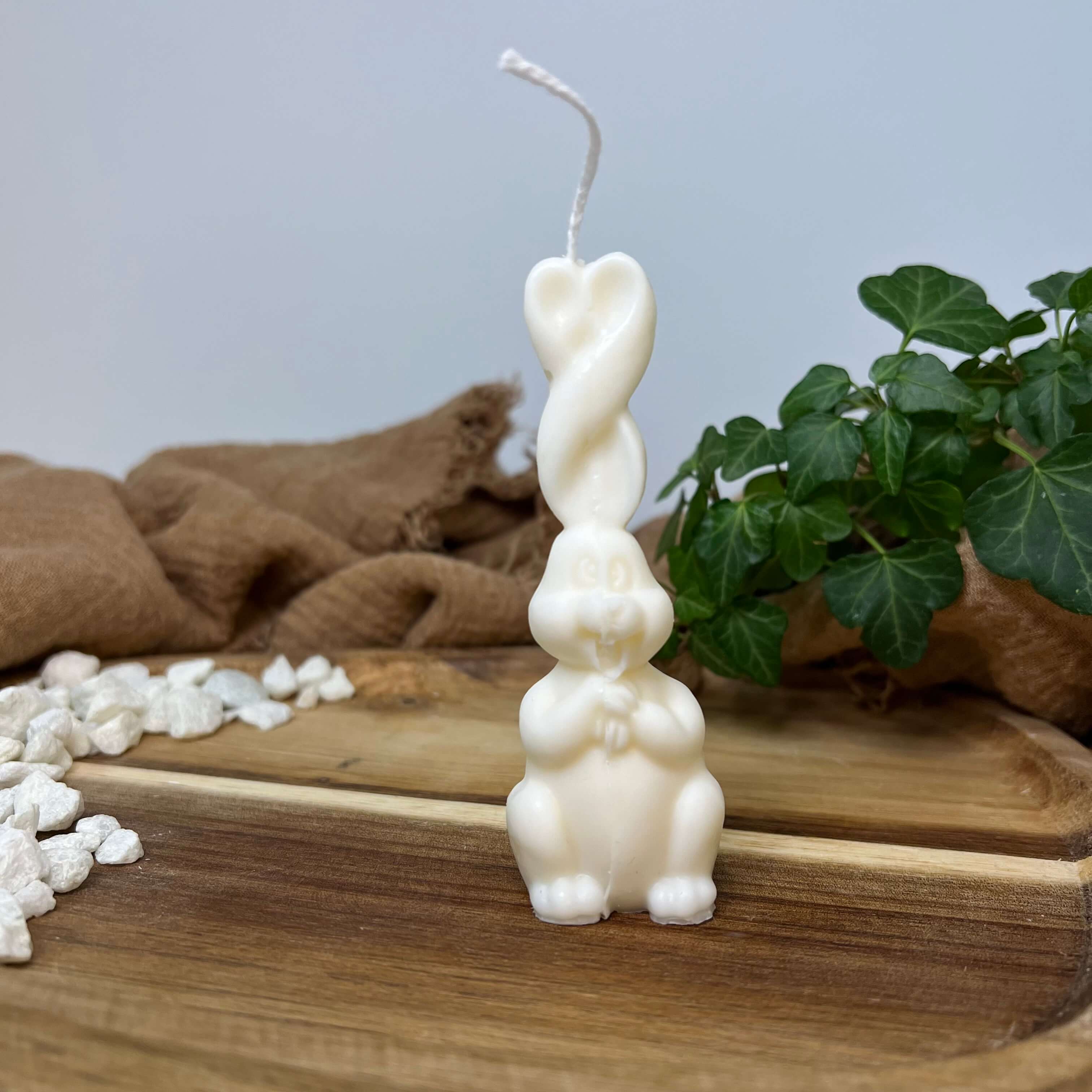 Hier sieht man unsere Bunny Bliss Candle Kerze. Diese Kerze mit Hasen Design ist perfekt als Dekoration geeignet. Sie sieht elegant und ästhetisch aus.