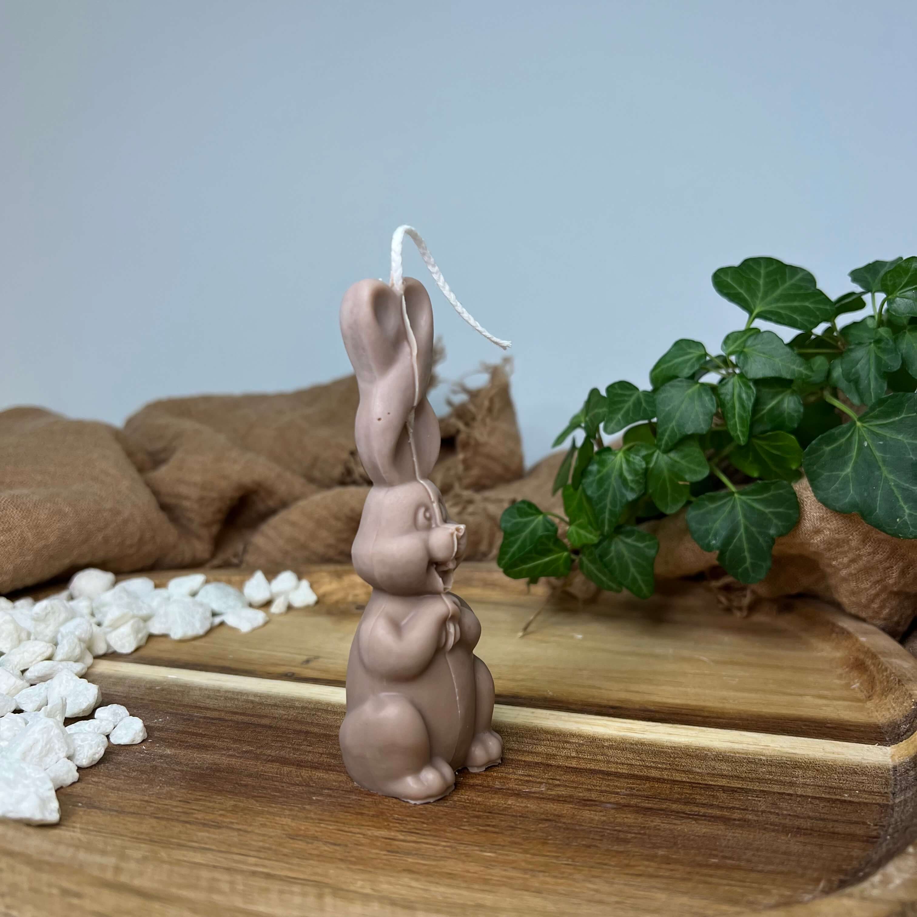 Hier sieht man unsere Bunny Bliss Candle Kerze. Diese Kerze mit Hasen Design ist perfekt als Dekoration geeignet. Sie sieht elegant und ästhetisch aus. In der Farbe Braun.