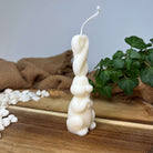 Unsere Bunny Bliss Candle Kerze. Diese Duftkerze ist in verschiedenen Düften erhältlich. Die Düfte haben einen angenehmen und beruhigenden Geruch. Sie sind perfekt für gemütliche und entspannte Abende geeignet.