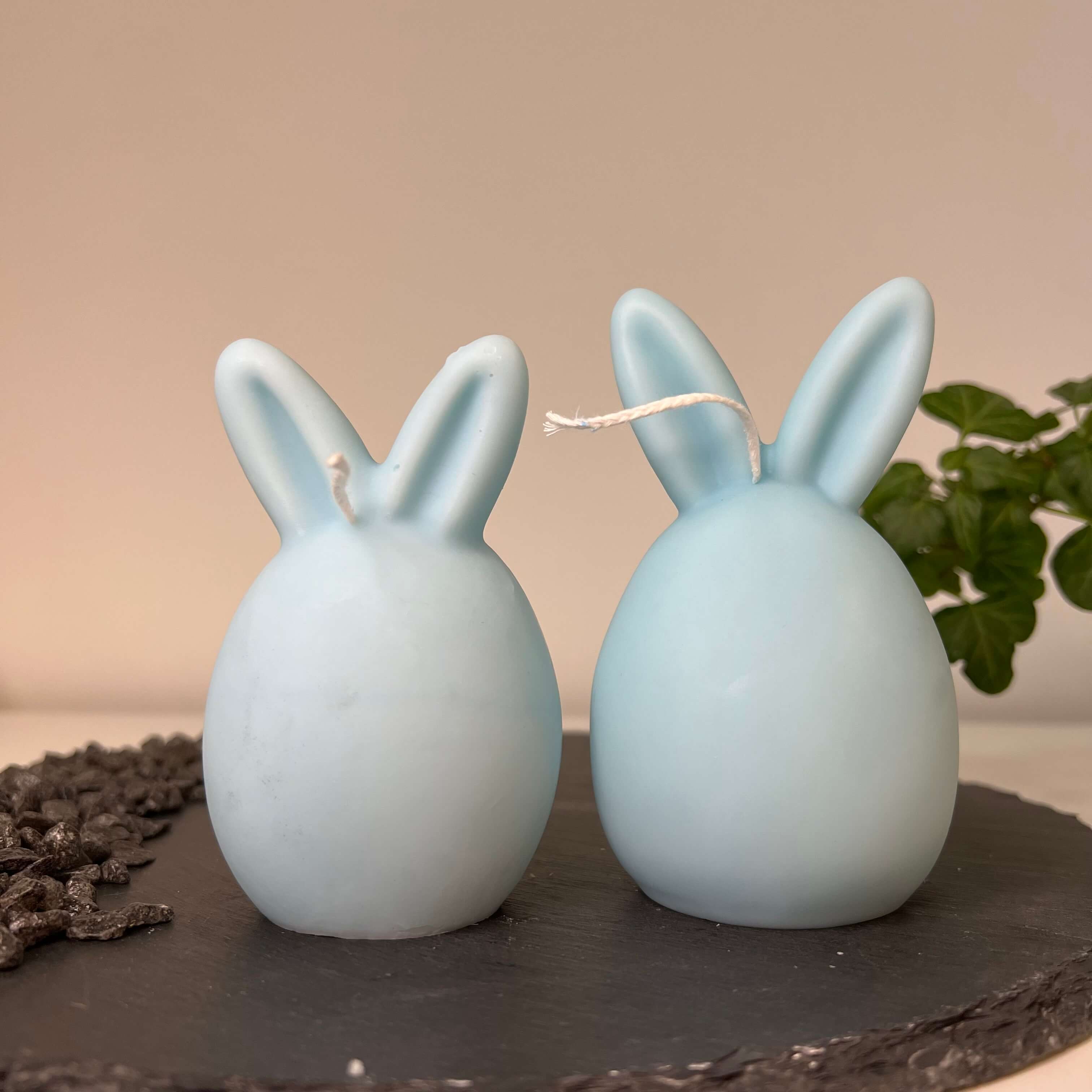 Auf diesem Bild sieht man unsere Bunny Breeze Easter Egg Kerzen. Sie sind handgemacht aus nachhaltigem Sojawachs. Außerdem sind sie vegan, bio und umweltfreundlich. In Hellblau.